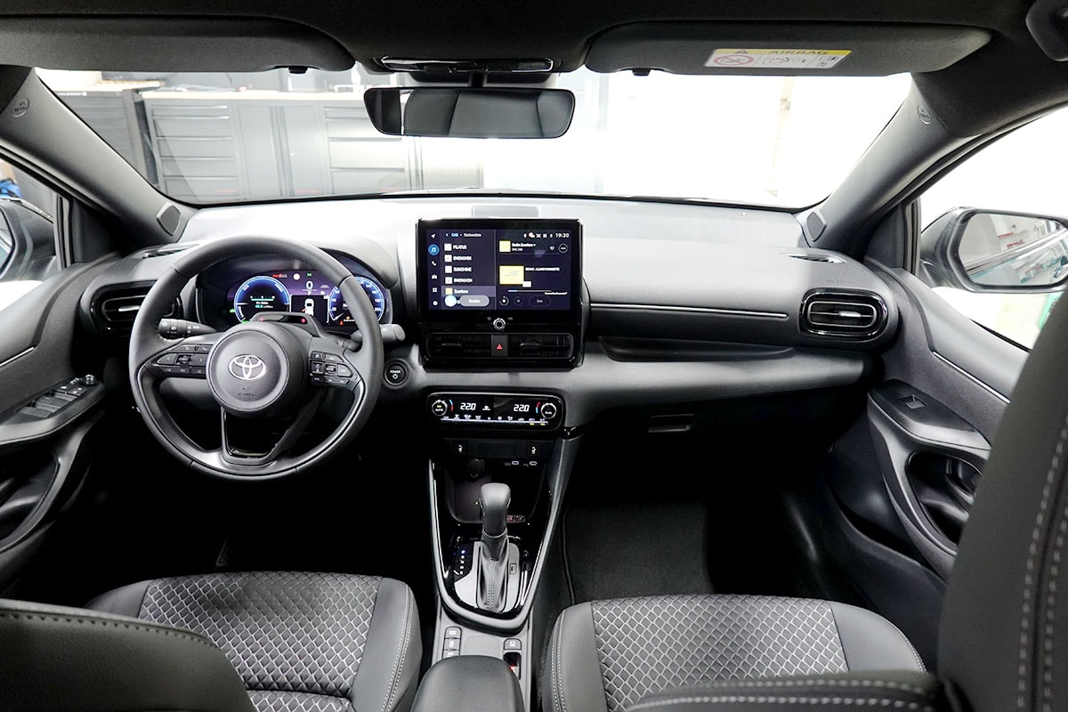 TOYOTA Yaris 1.5 Premium e-CVT, Bitone-image-8