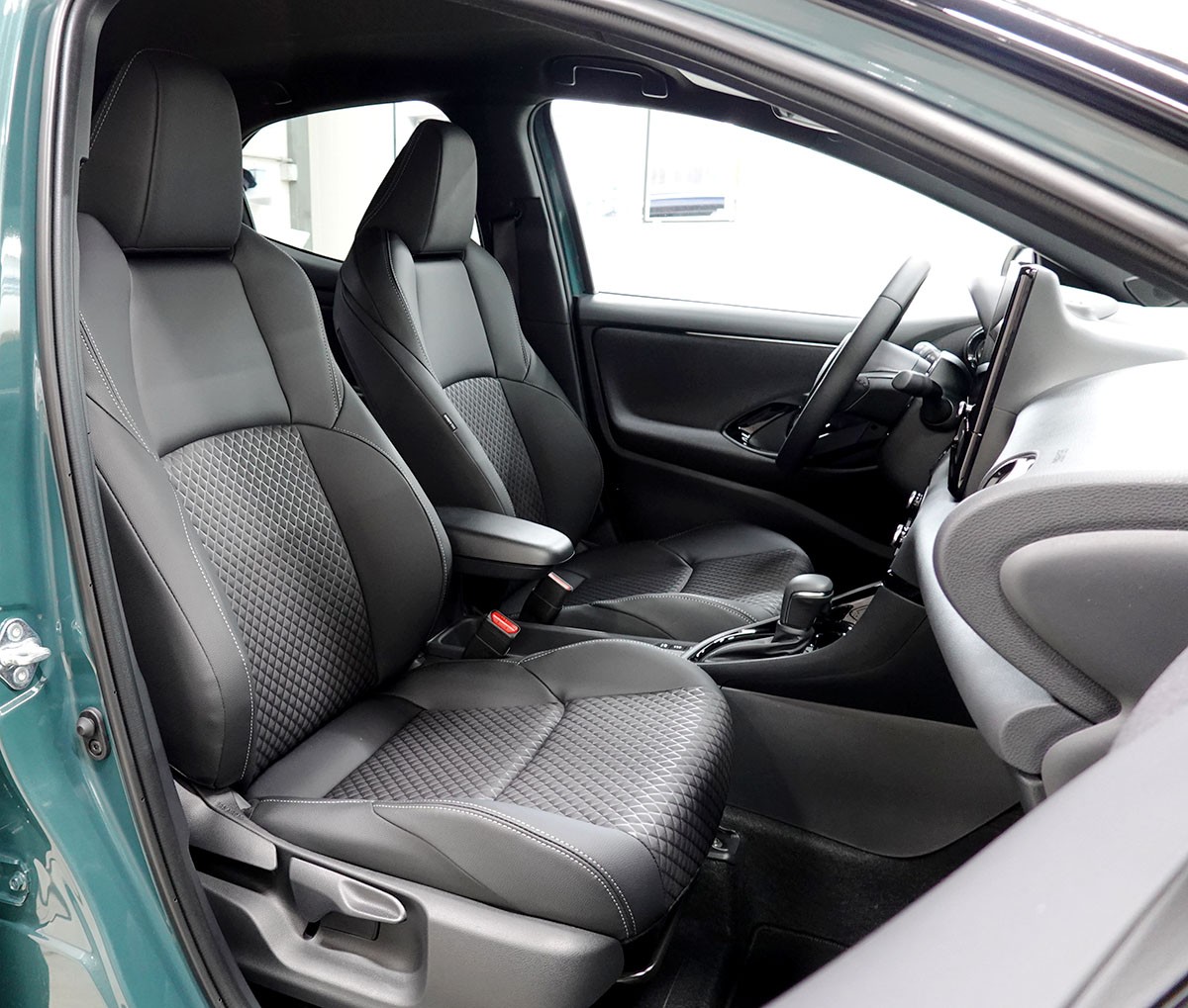 TOYOTA Yaris 1.5 Premium e-CVT, Bitone-image-3