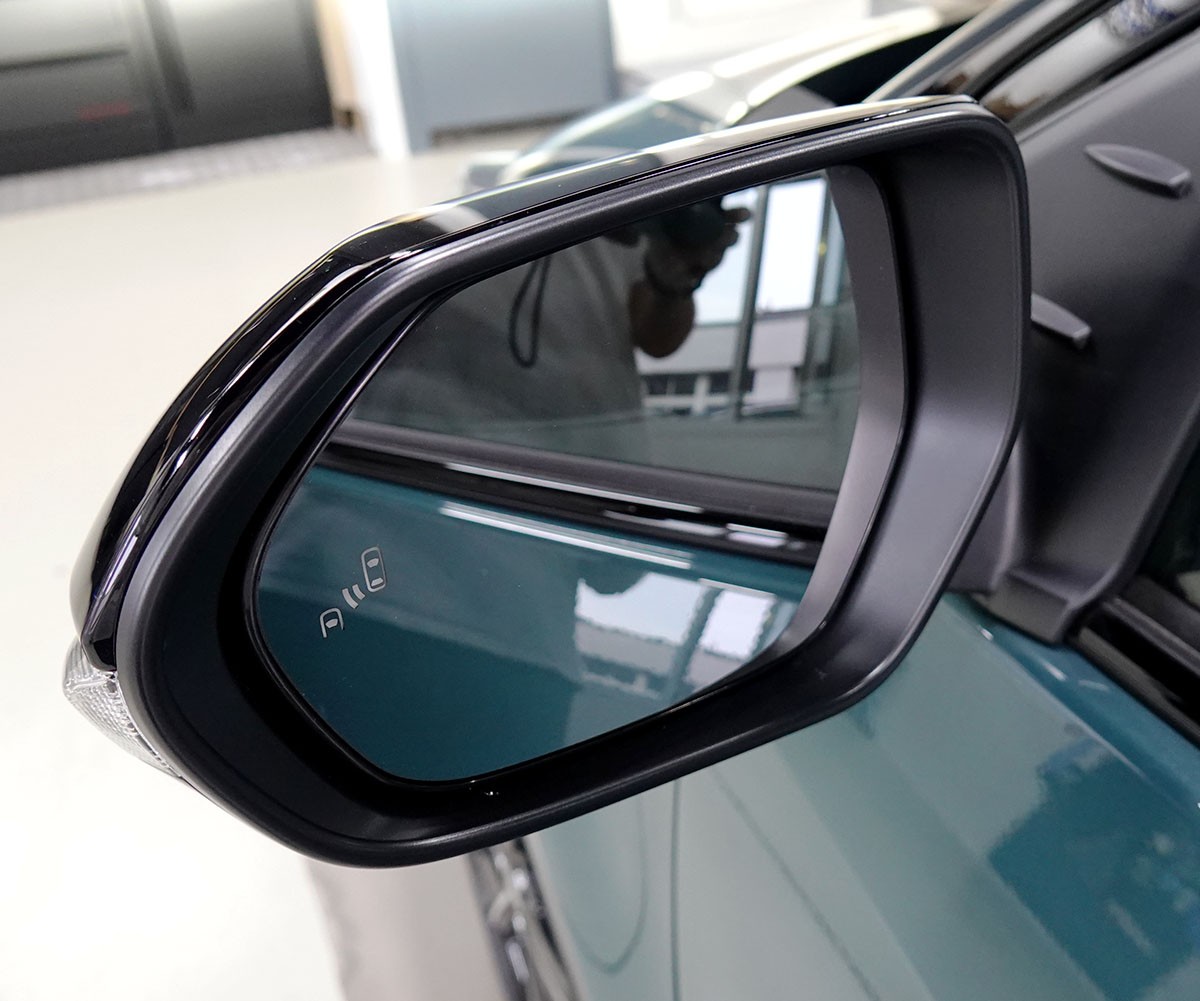 TOYOTA Yaris 1.5 Premium e-CVT, Bitone-image-19