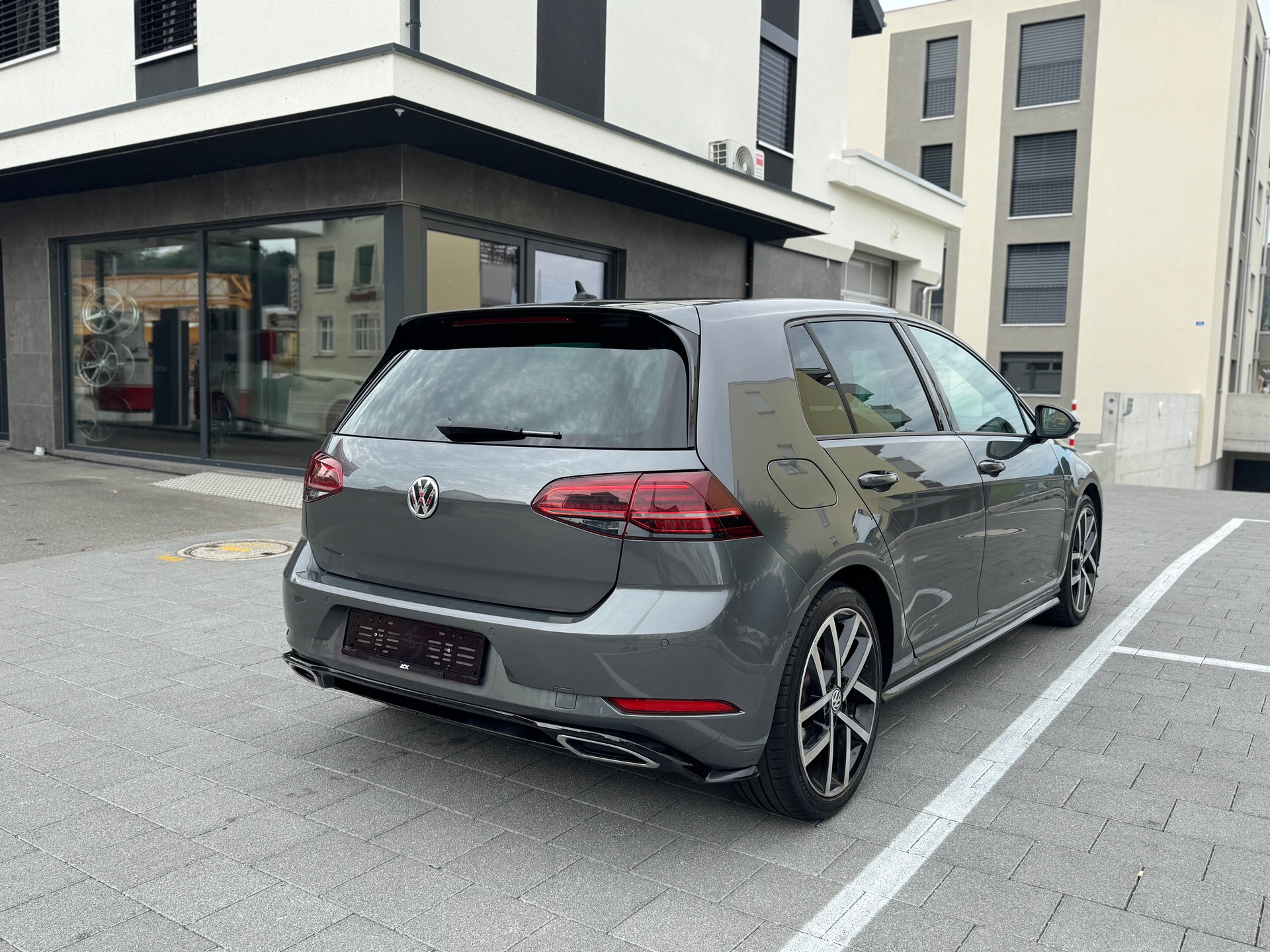 VW Golf 1.5 TSI Highline R-Line DSG-image-4