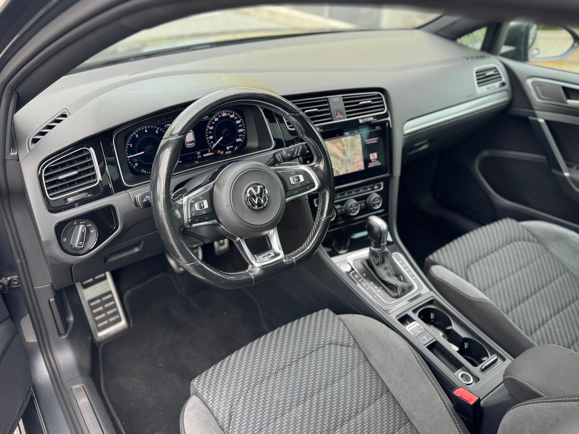 VW Golf 1.5 TSI Highline R-Line DSG-image-8