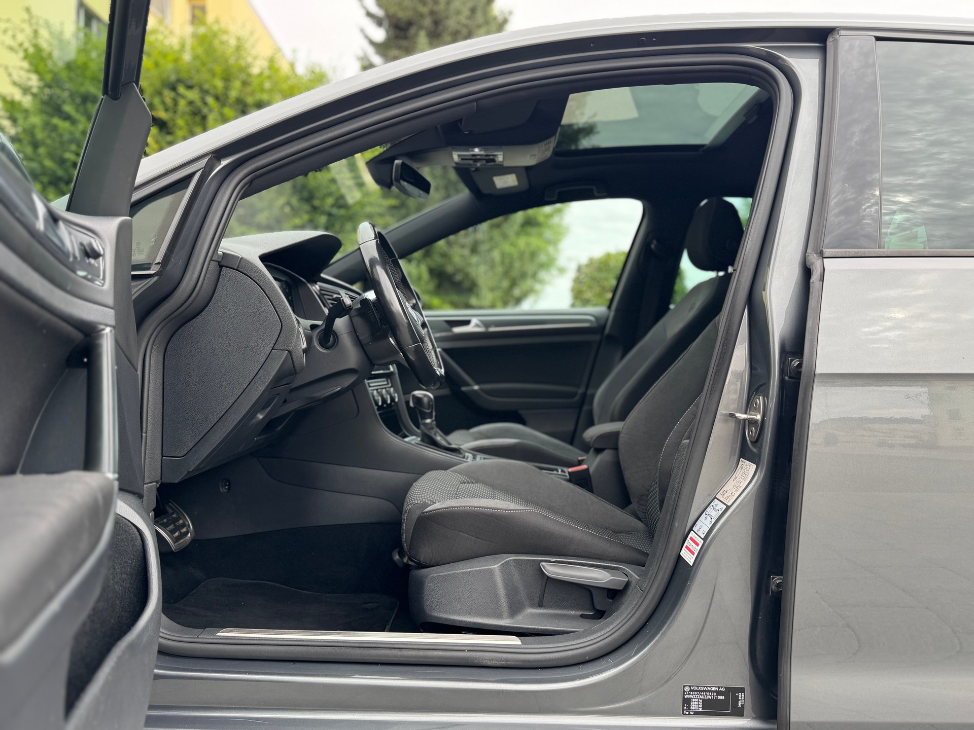 VW Golf 1.5 TSI Highline R-Line DSG-image-12