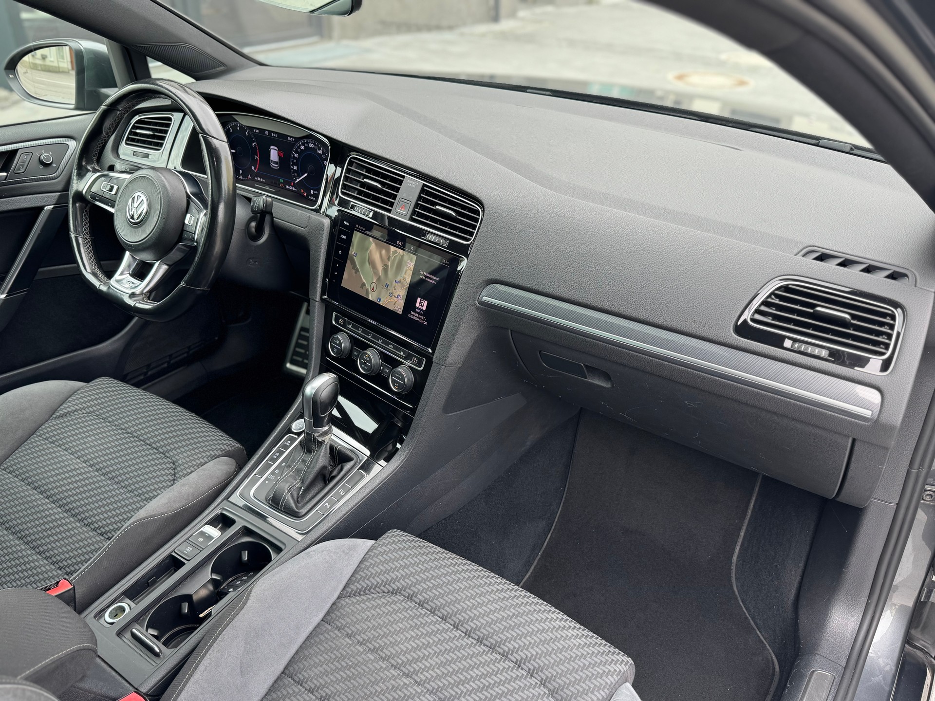 VW Golf 1.5 TSI Highline R-Line DSG-image-11