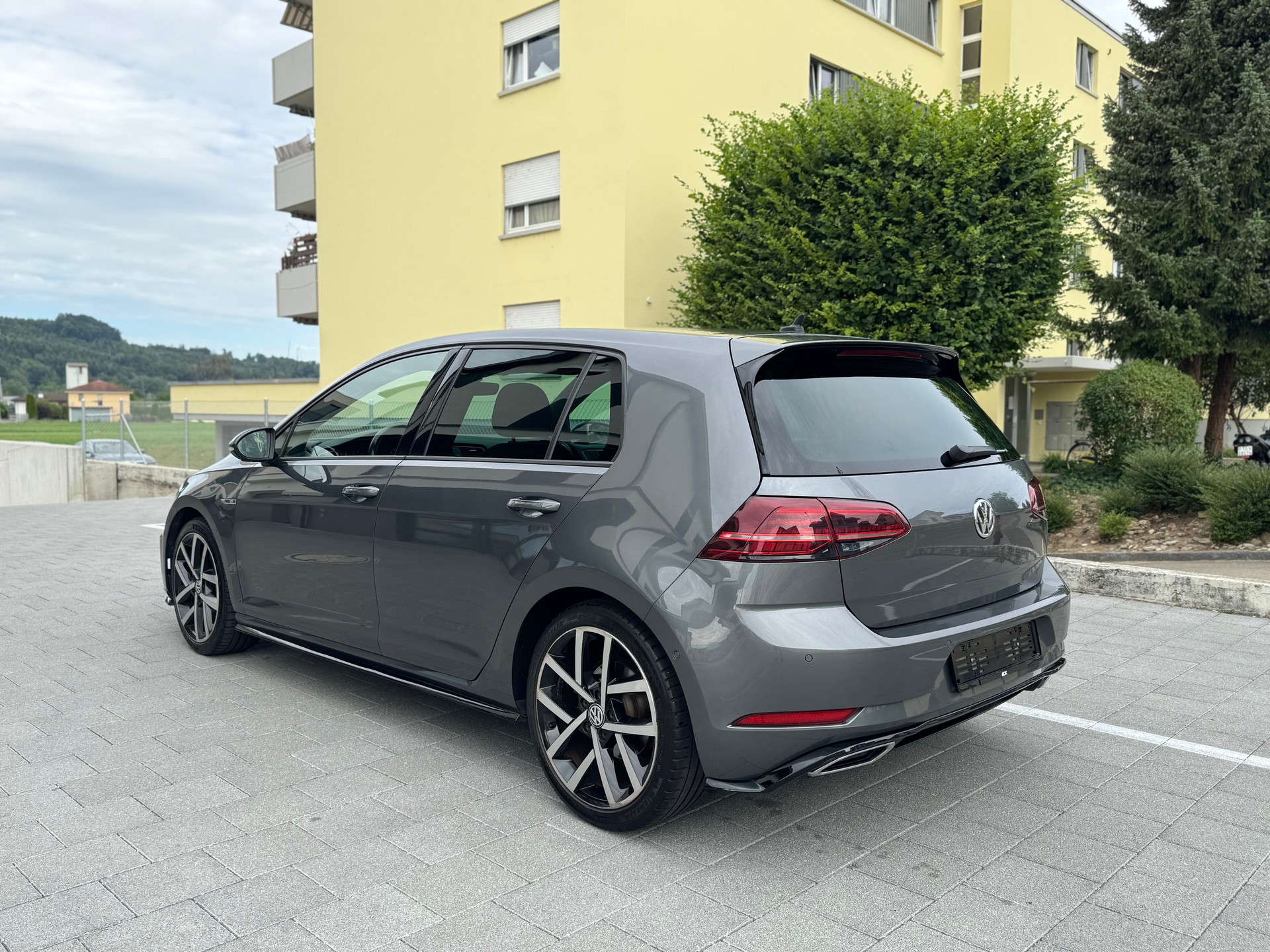 VW Golf 1.5 TSI Highline R-Line DSG-image-2