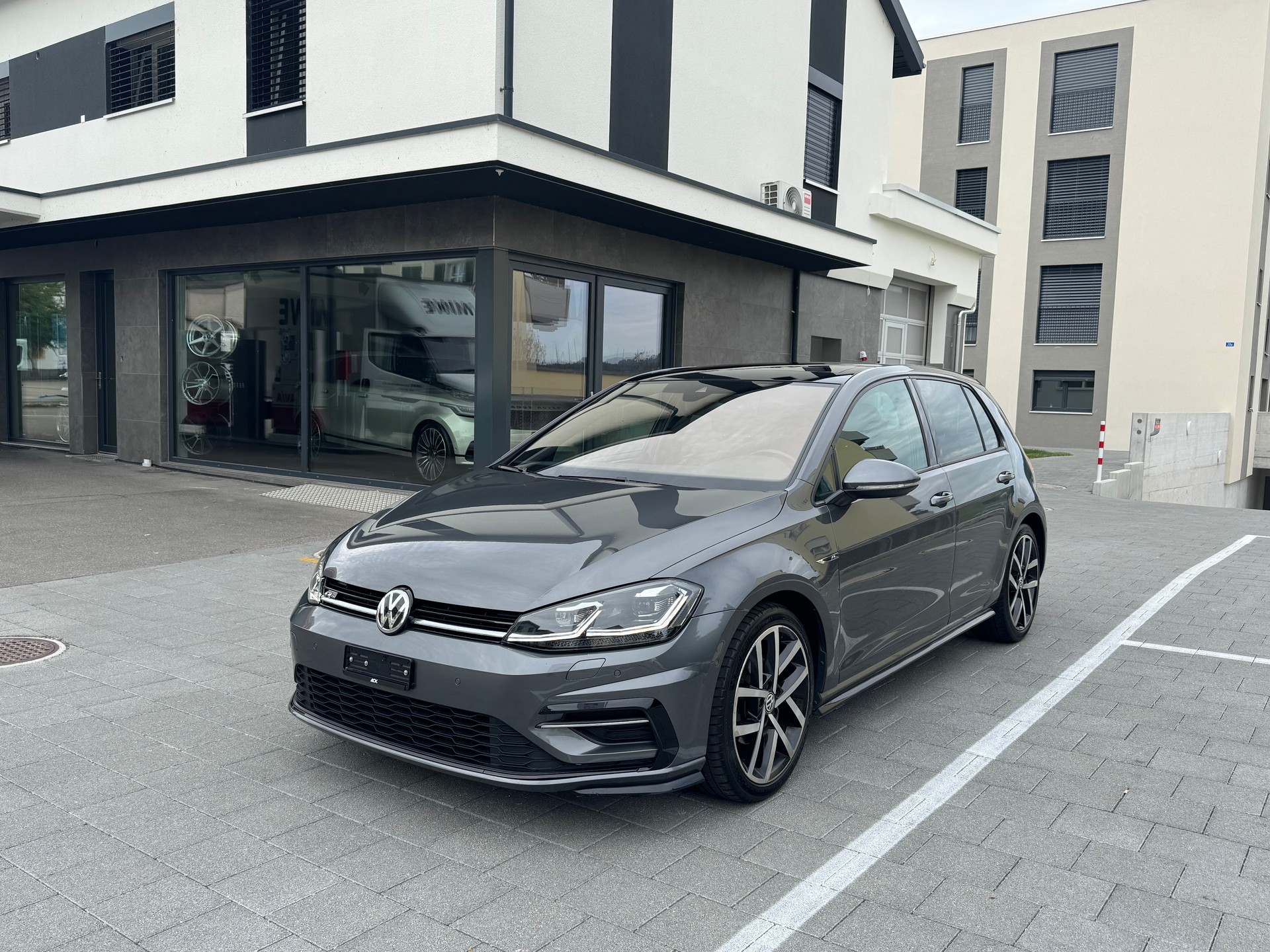 VW Golf 1.5 TSI Highline R-Line DSG-image-0