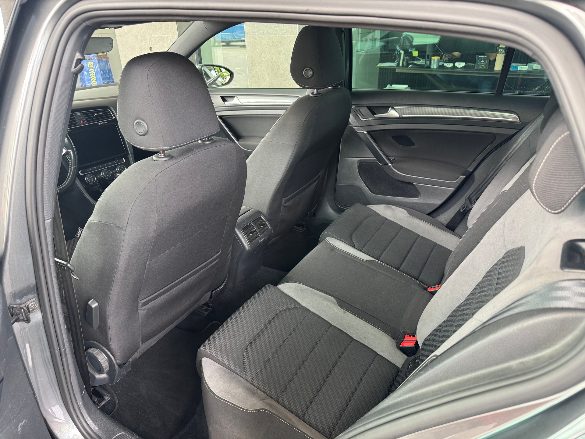 VW Golf 1.5 TSI Highline R-Line DSG-image-17