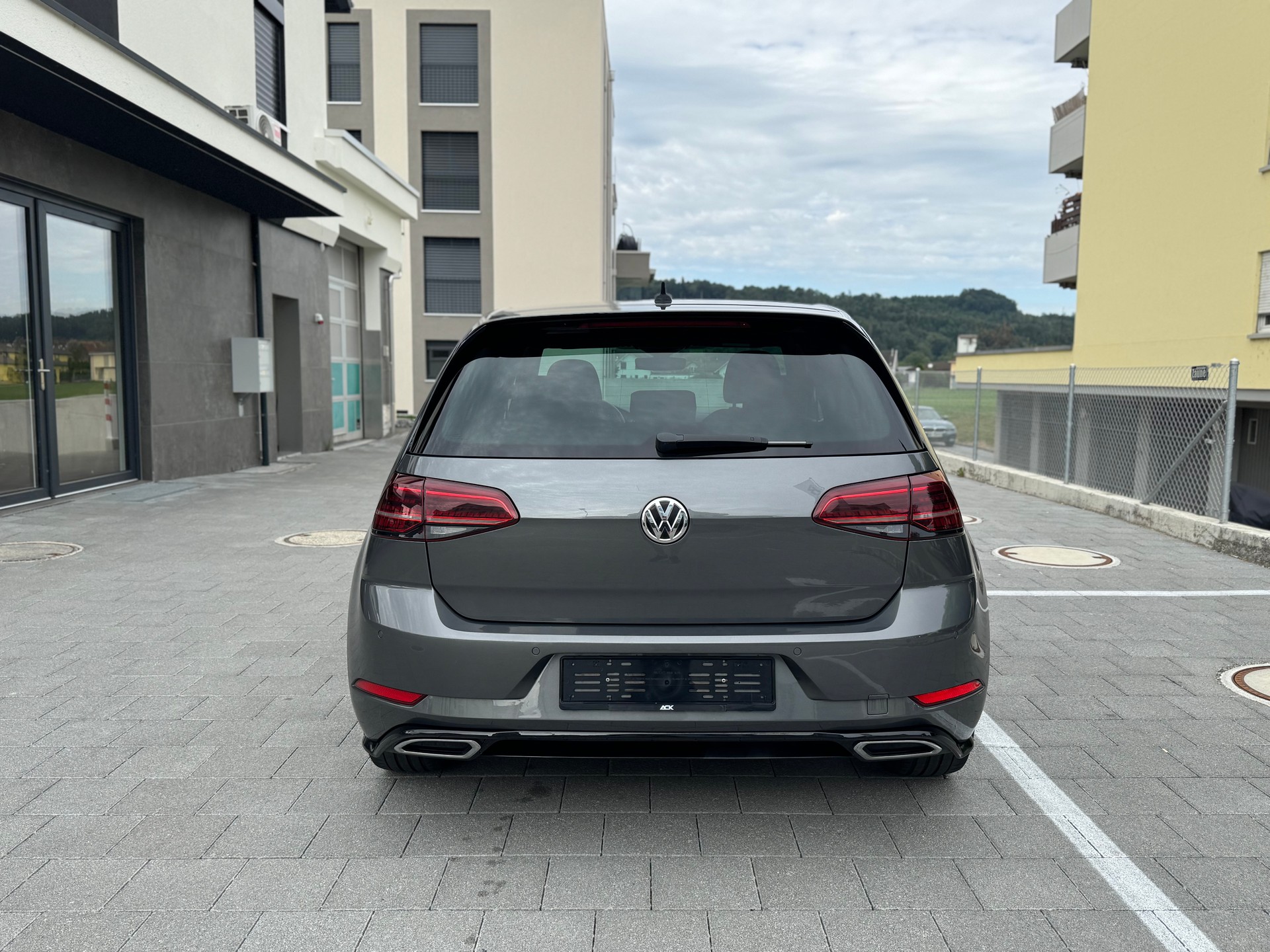 VW Golf 1.5 TSI Highline R-Line DSG-image-3