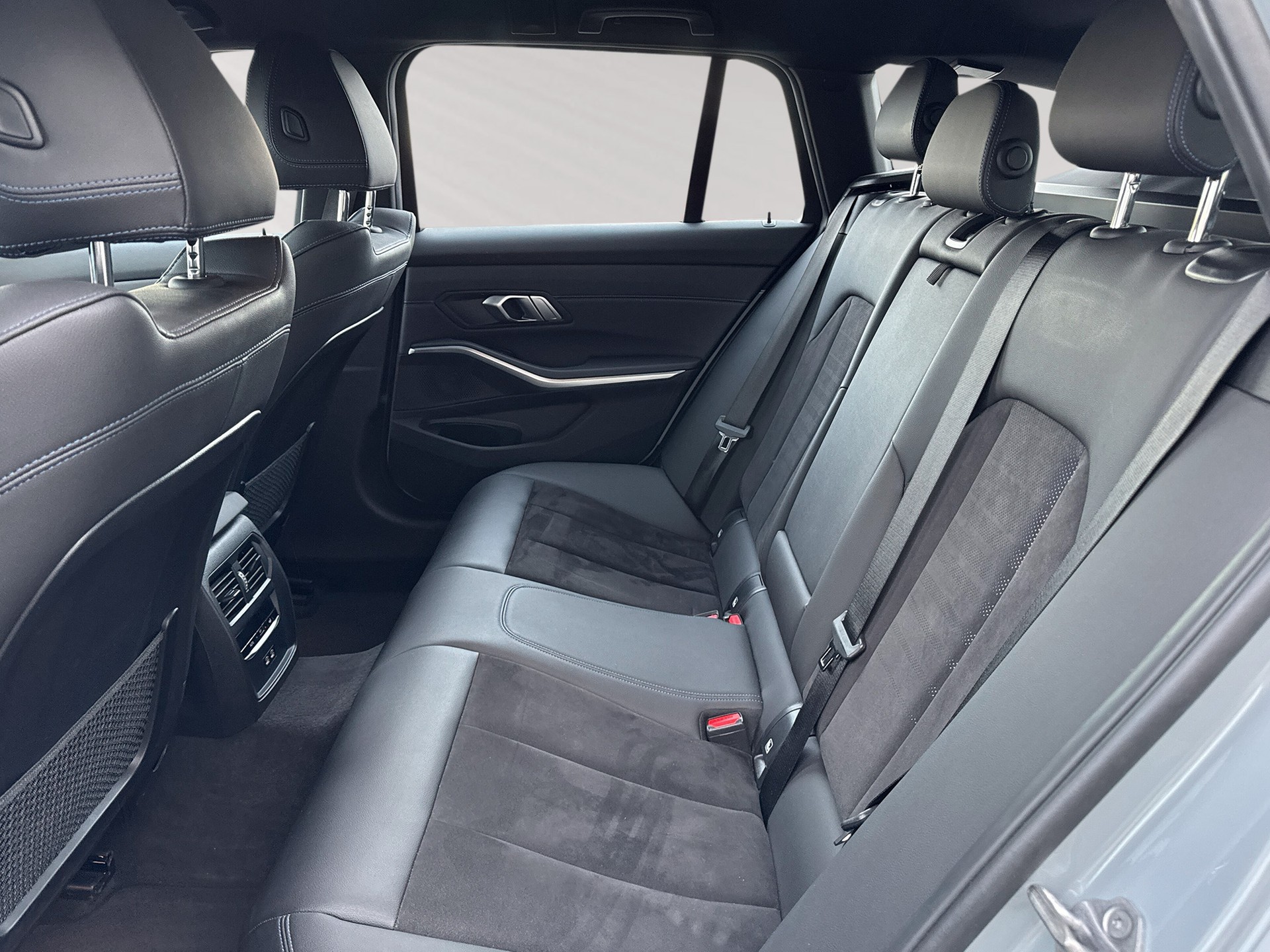 BMW 330i Touring xDrive Steptronic M Sport-image-6
