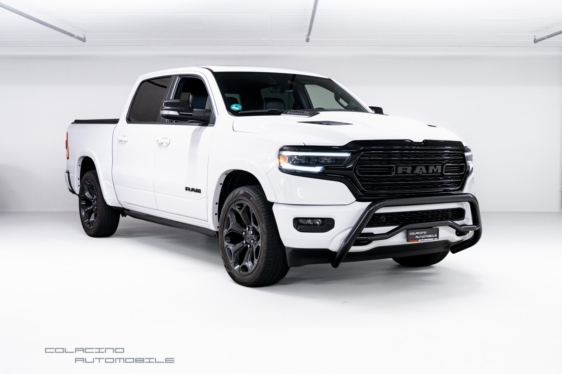 DODGE 1500 Crew Cab Limited-showroom-element-2