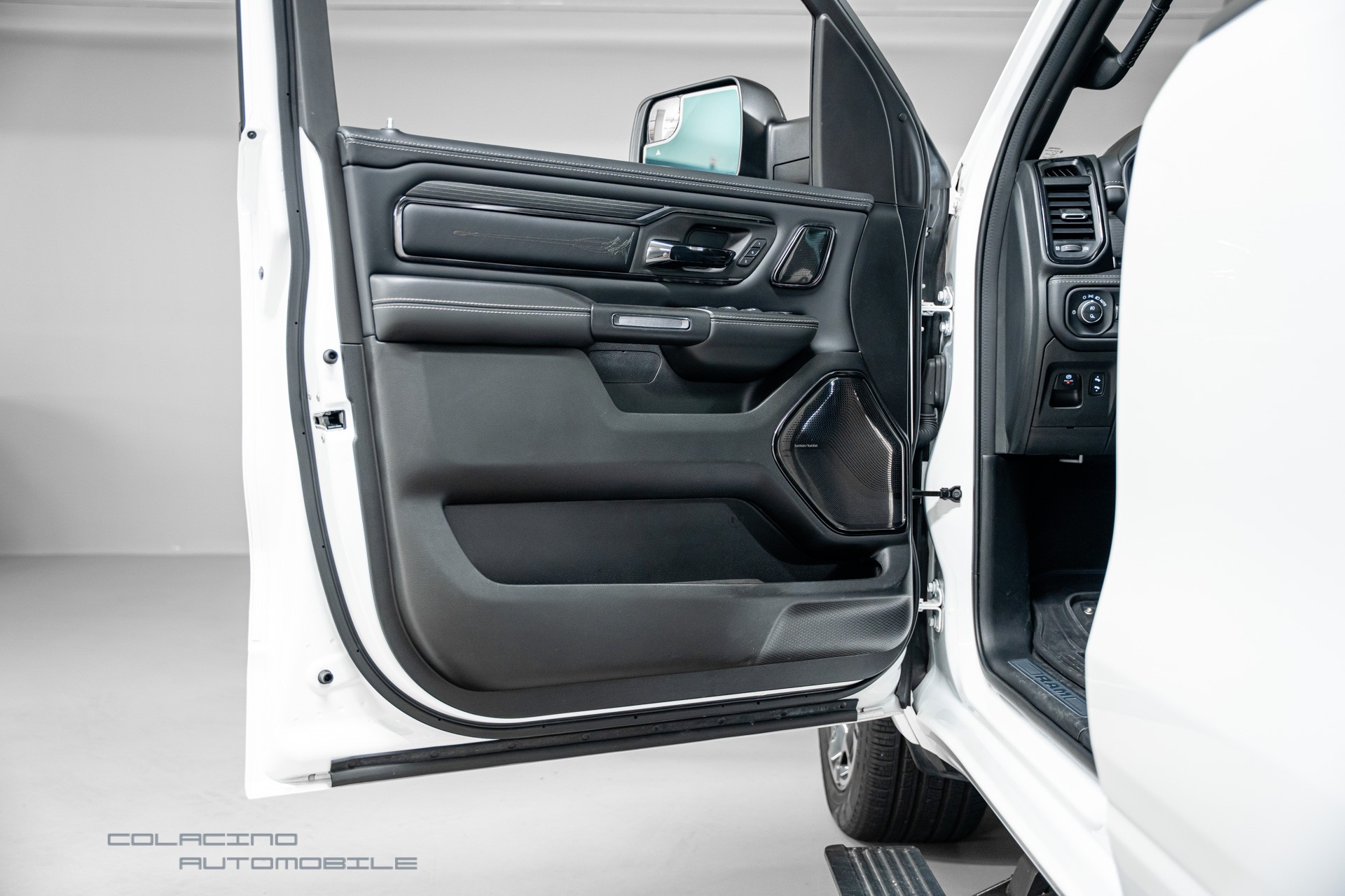 DODGE 1500 Crew Cab Limited-image-16