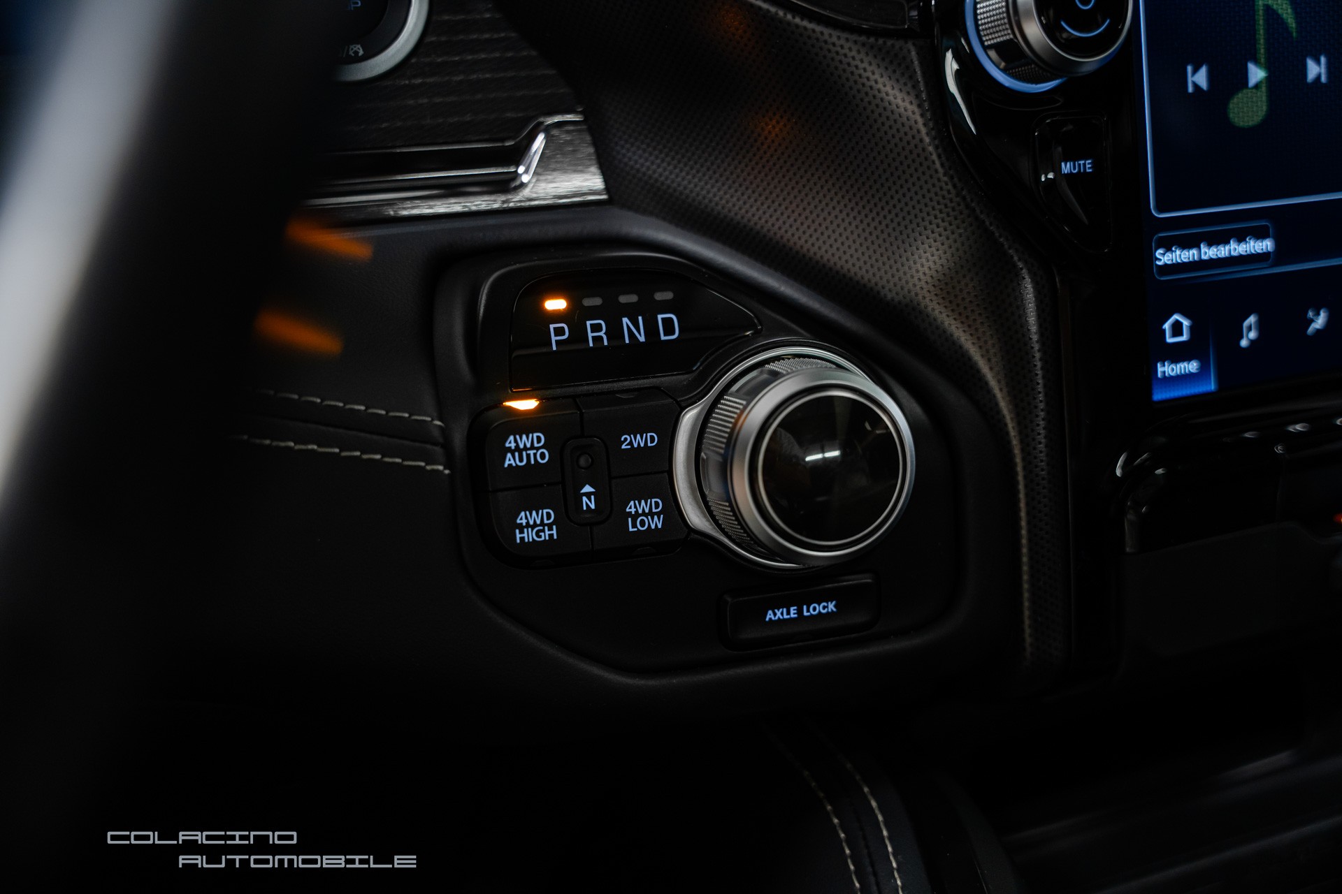 DODGE 1500 Crew Cab Limited-image-23
