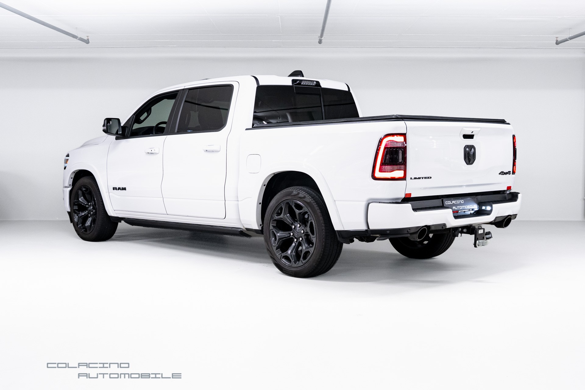 DODGE 1500 Crew Cab Limited-showroom-element-3