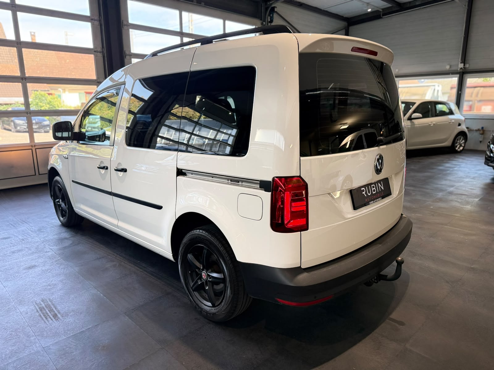 VW Caddy 2.0TDI BlueMotion Technology-image-2