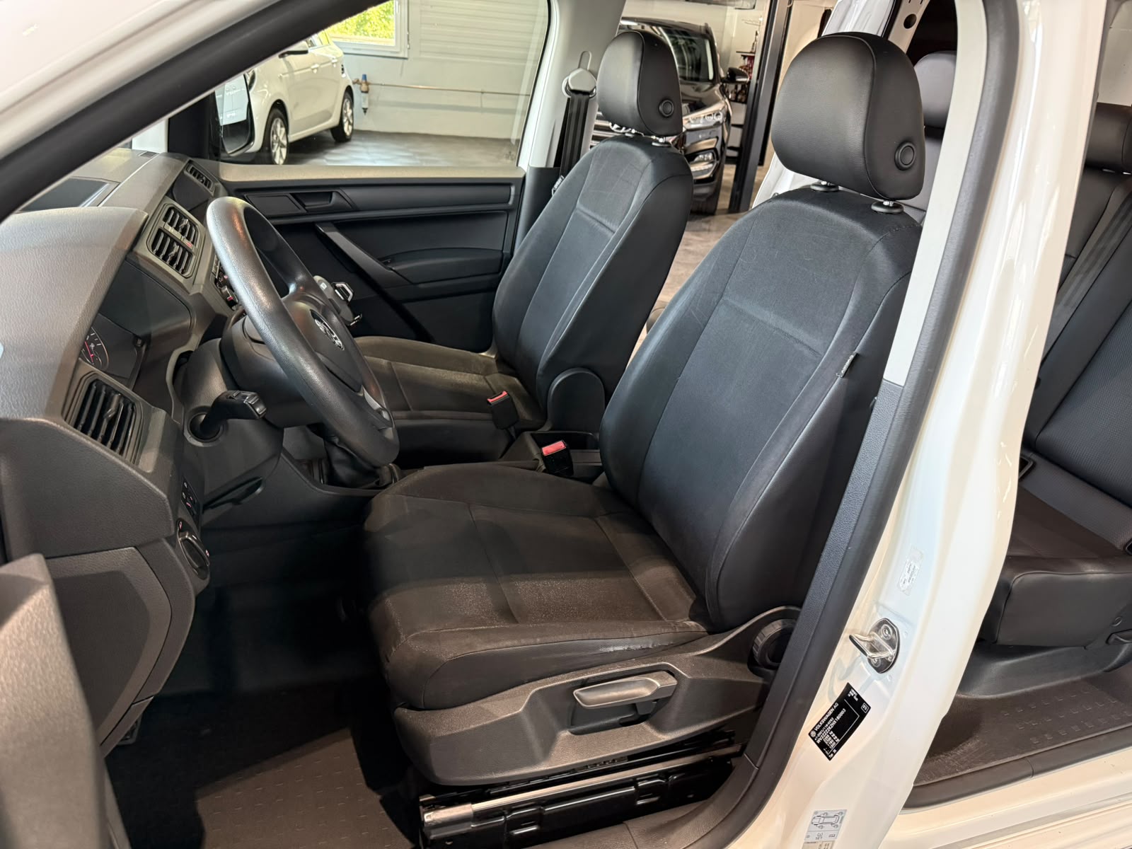VW Caddy 2.0TDI BlueMotion Technology-image-10