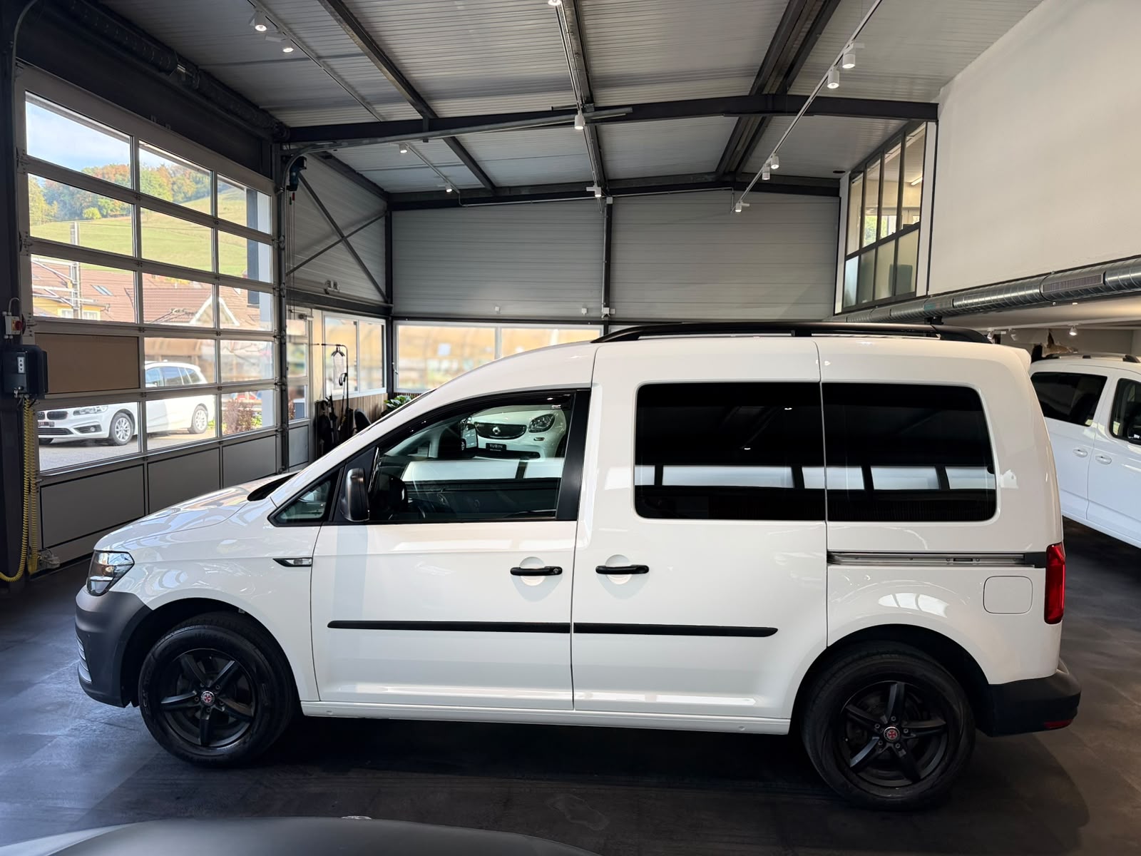VW Caddy 2.0TDI BlueMotion Technology-image-1