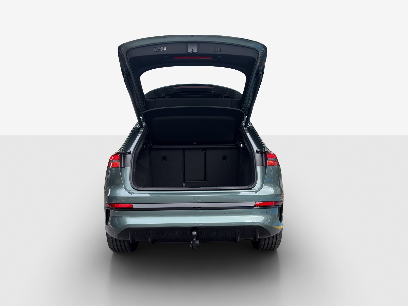 AUDI Q4 e-tron SUV quattro performance Swiss Ski-image-12