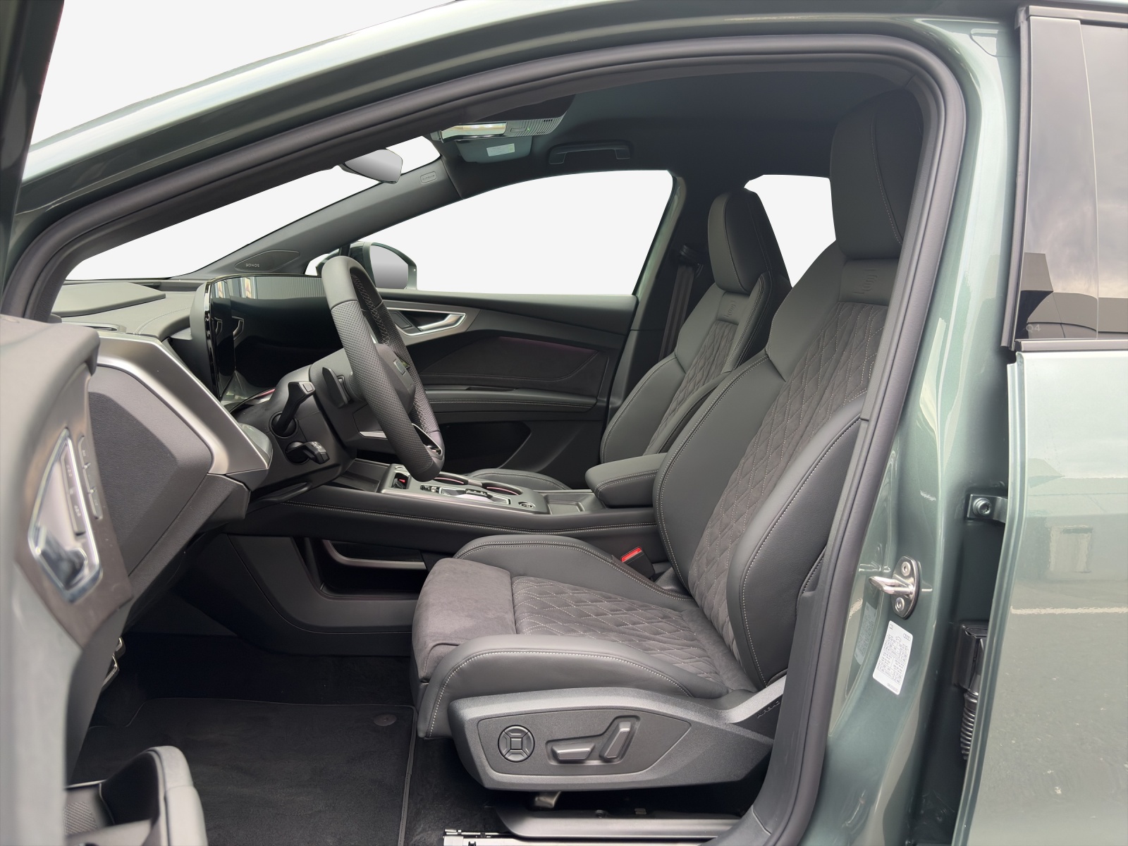 AUDI Q4 e-tron SUV quattro performance Swiss Ski-image-7