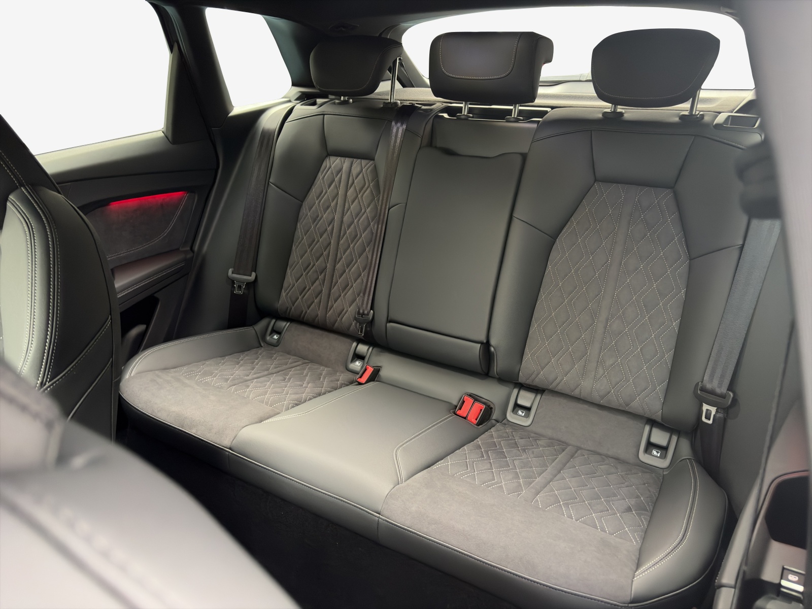 AUDI Q4 e-tron SUV quattro performance Swiss Ski-image-11