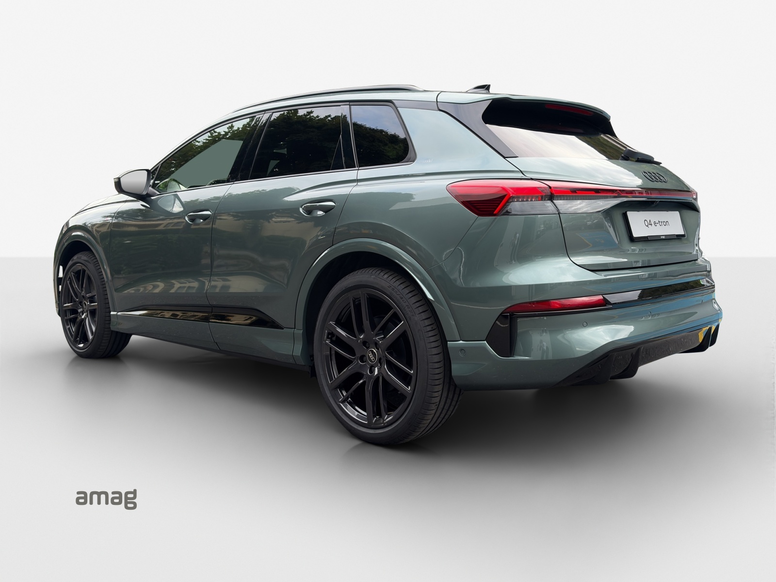 AUDI Q4 e-tron SUV quattro performance Swiss Ski-image-2