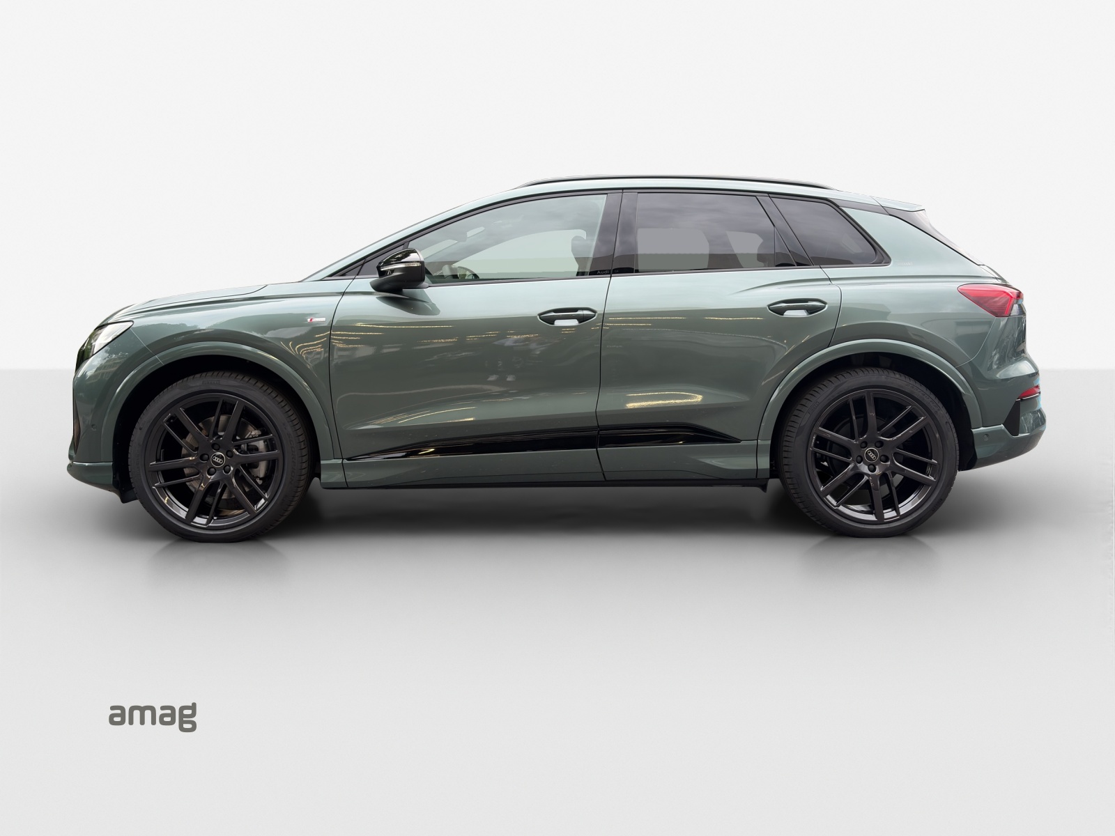 AUDI Q4 e-tron SUV quattro performance Swiss Ski-image-1