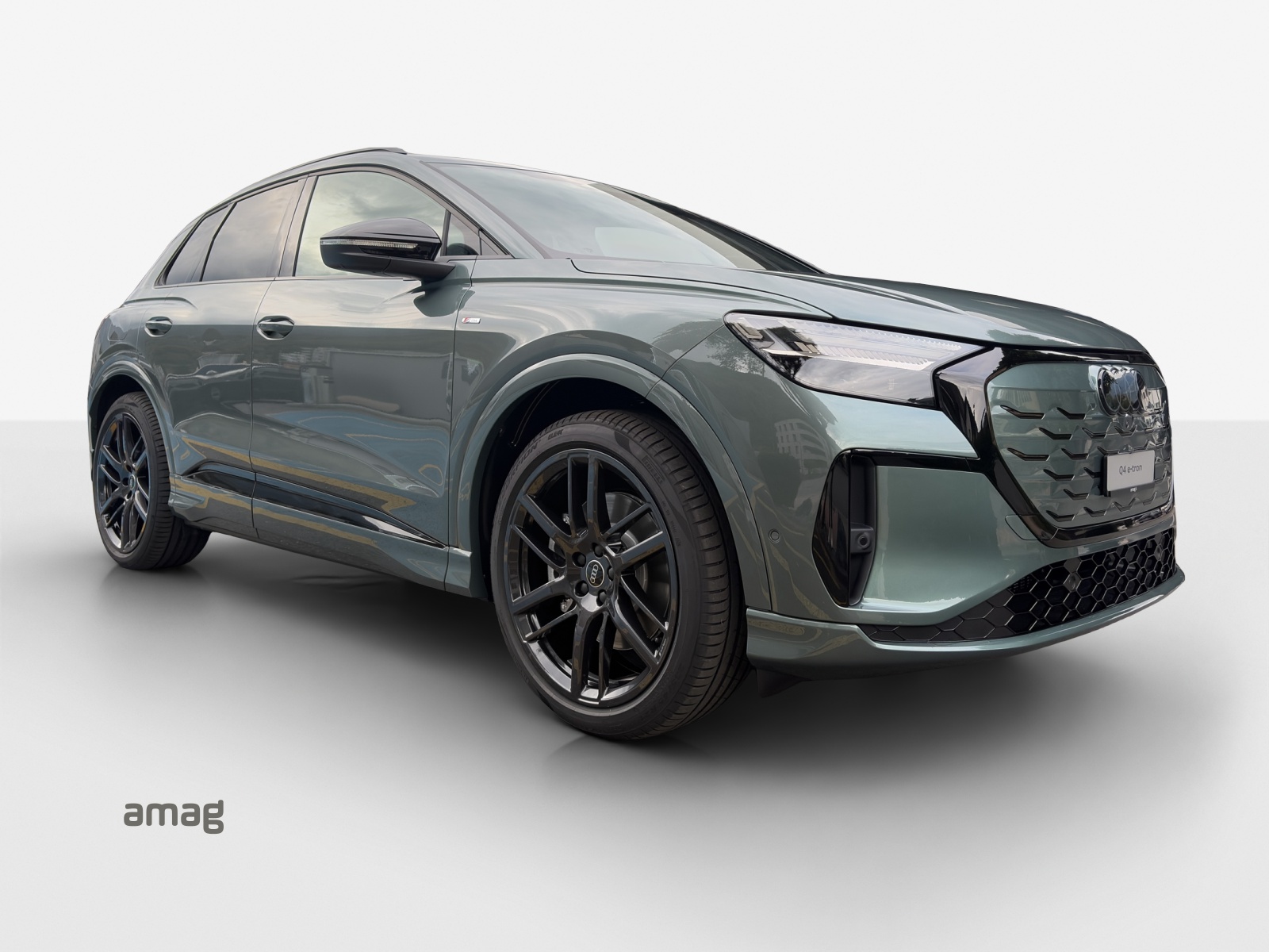 AUDI Q4 e-tron SUV quattro performance Swiss Ski-image-5
