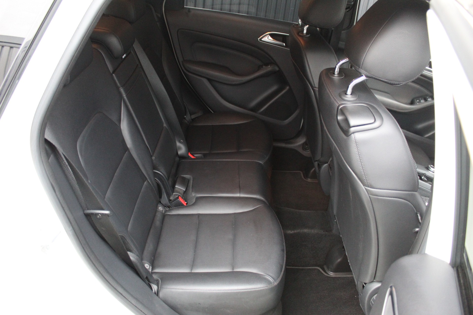 MERCEDES-BENZ B 180 7G-DCT-image-11