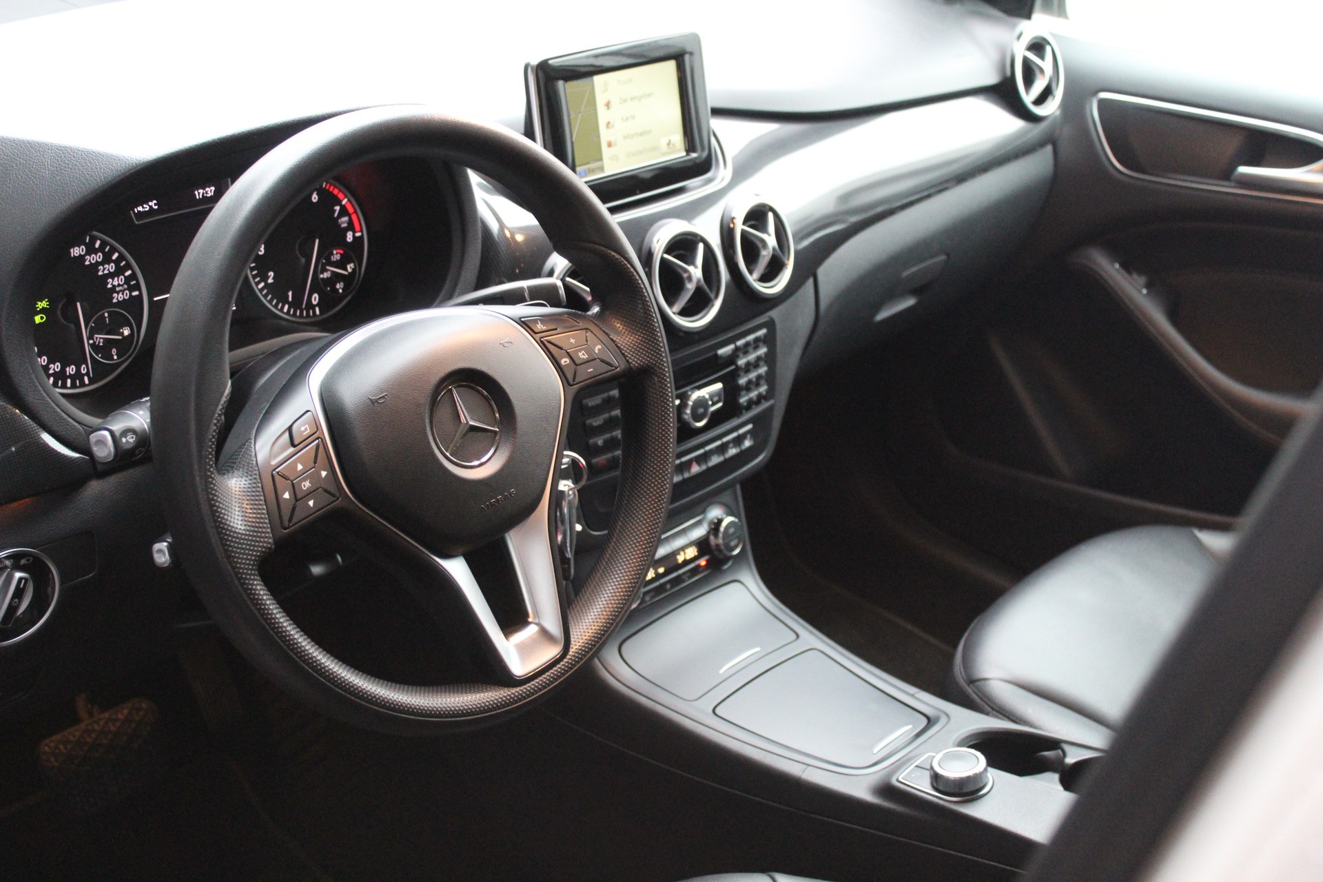 MERCEDES-BENZ B 180 7G-DCT-image-12