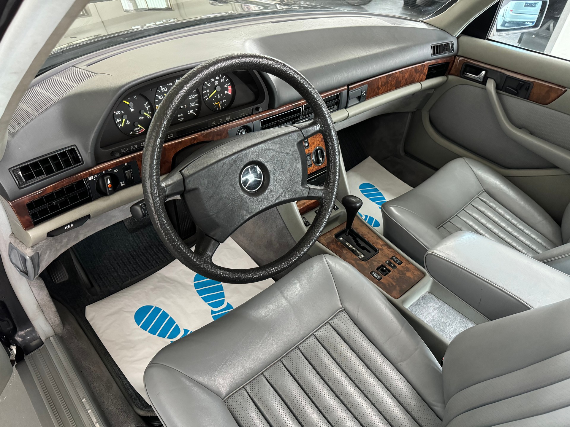 MERCEDES-BENZ 300 SE-image-11