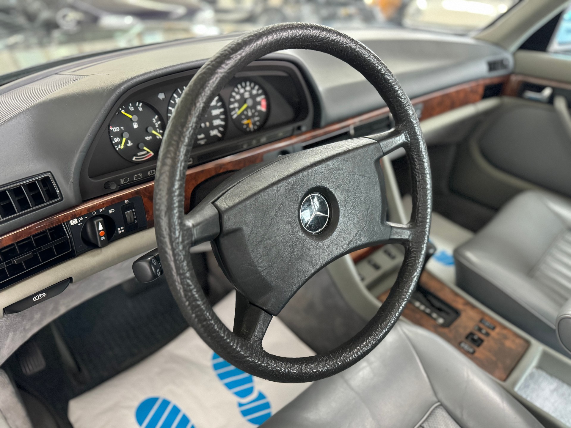 MERCEDES-BENZ 300 SE-image-10