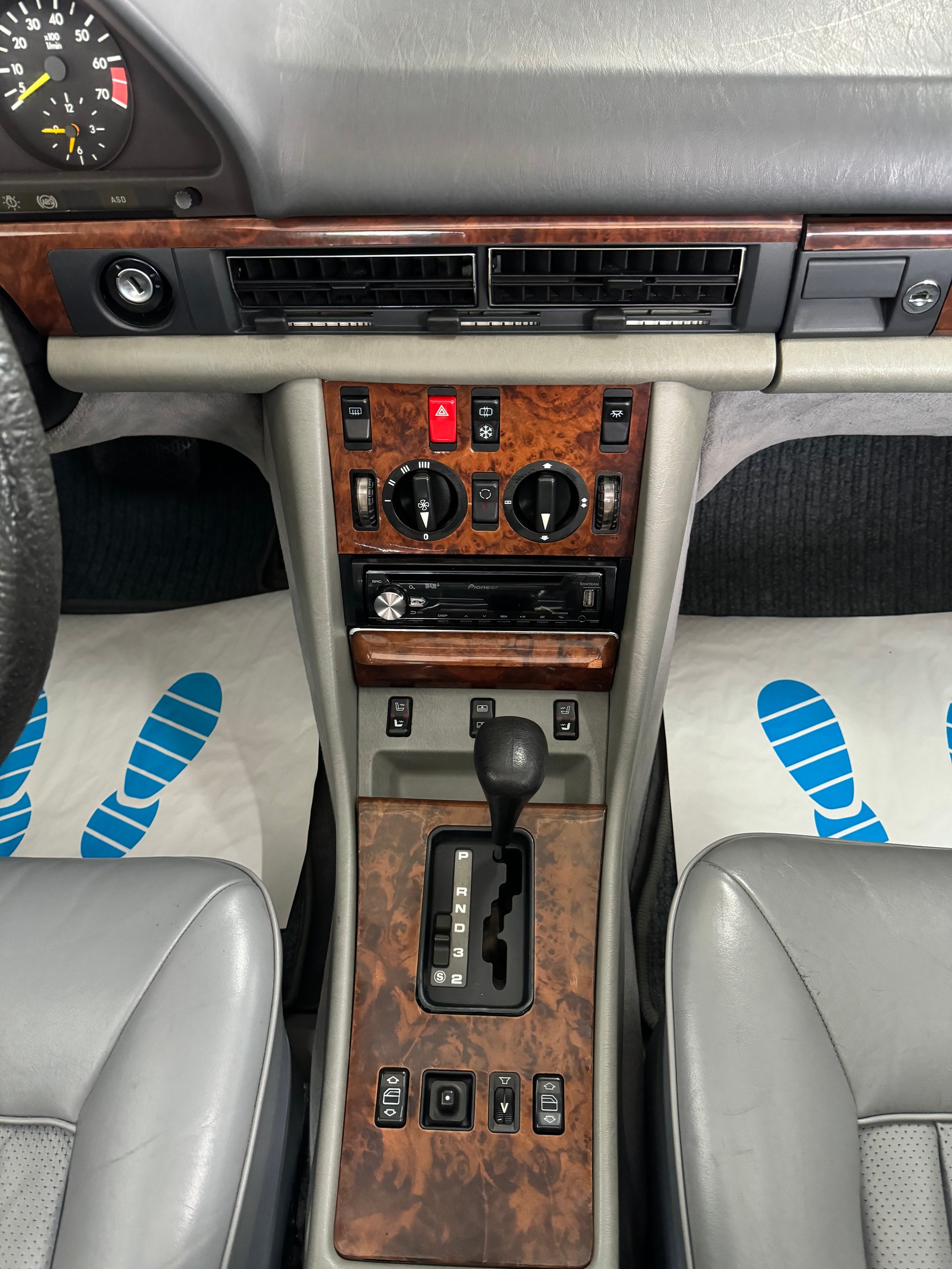 MERCEDES-BENZ 300 SE-image-14