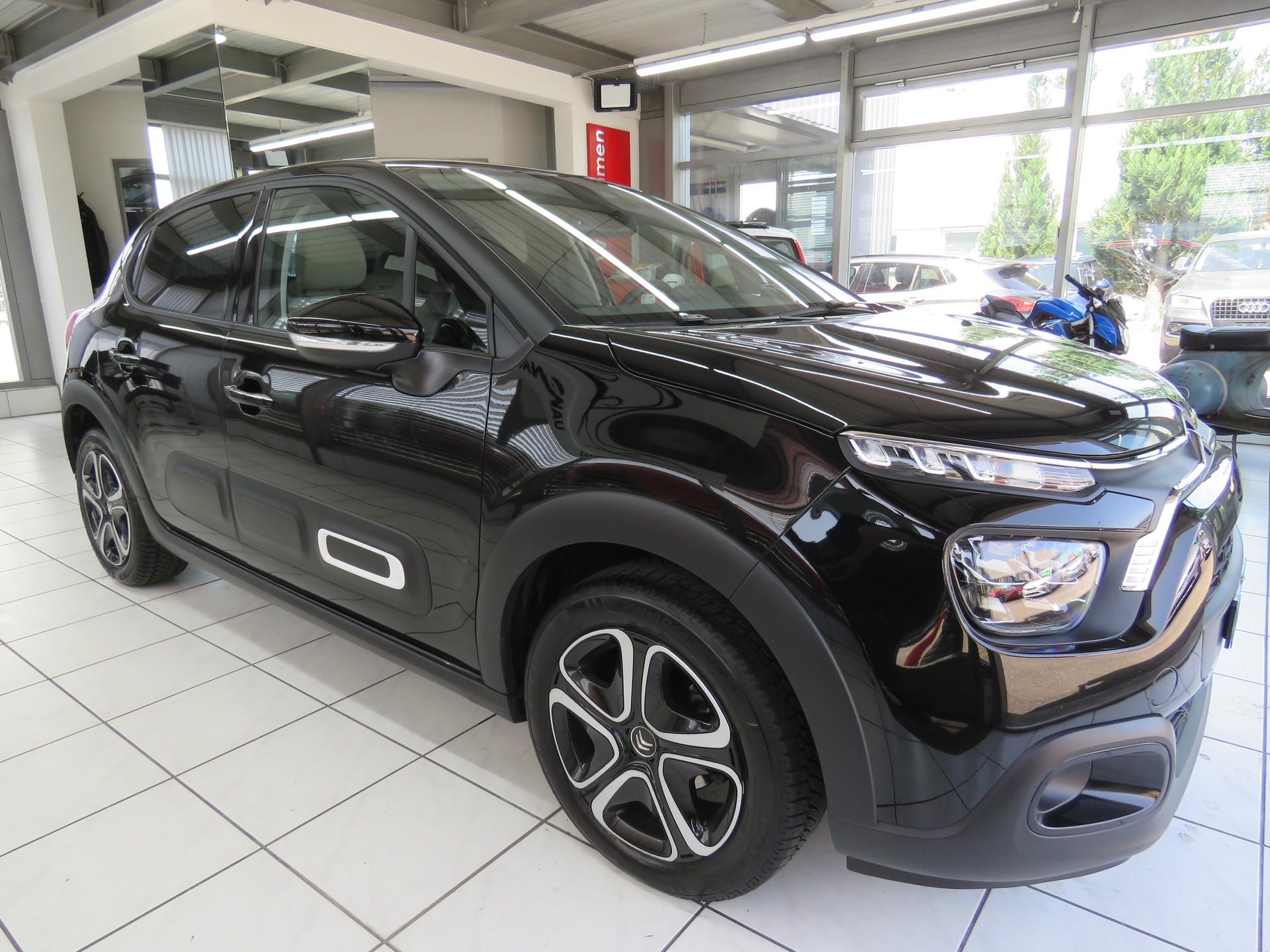 CITROEN C3 1.2i PureTech Swiss Edition EAT6 (Automat)-showroom-element-2