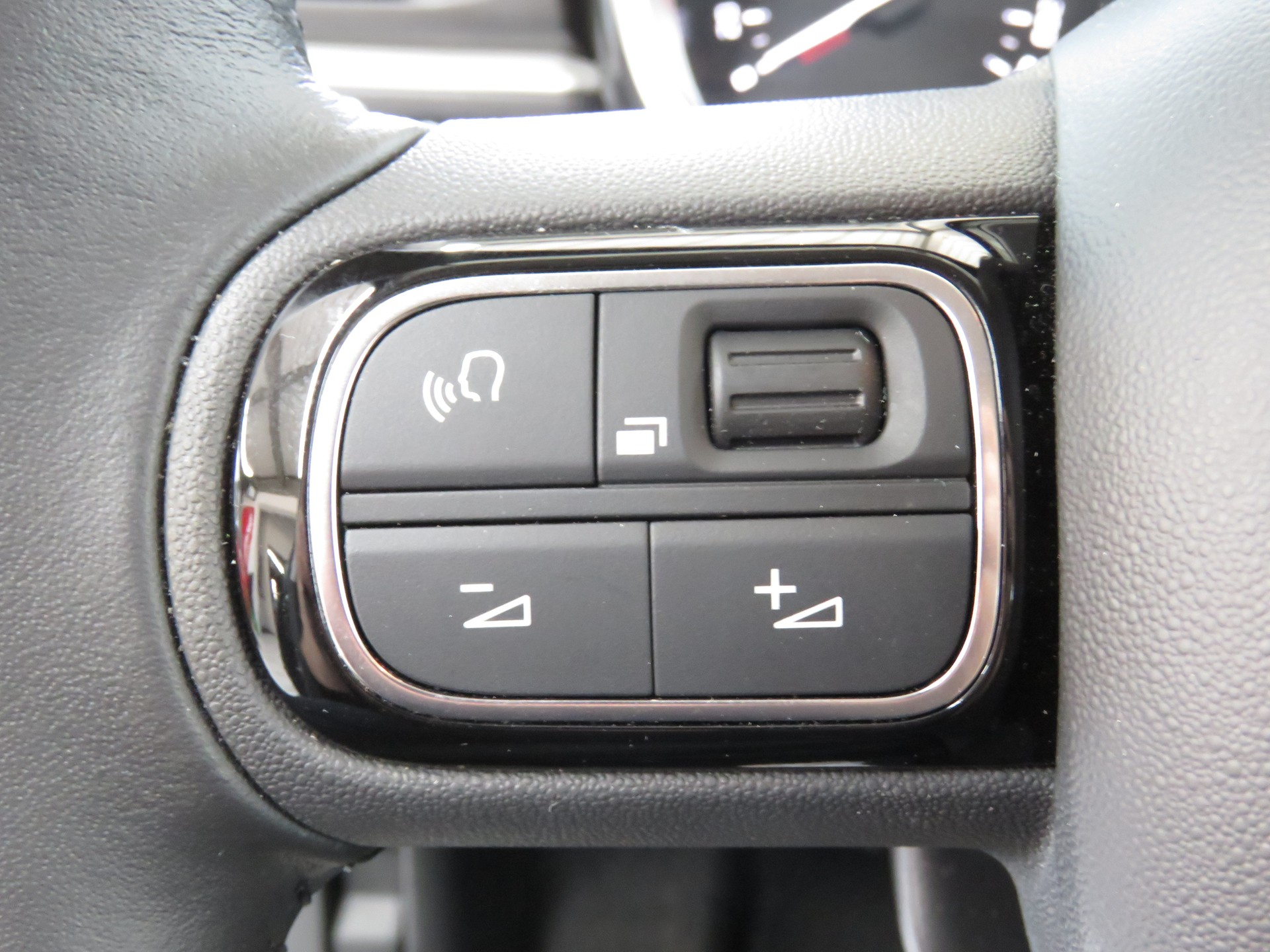 CITROEN C3 1.2i PureTech Swiss Edition EAT6 (Automat)-image-18
