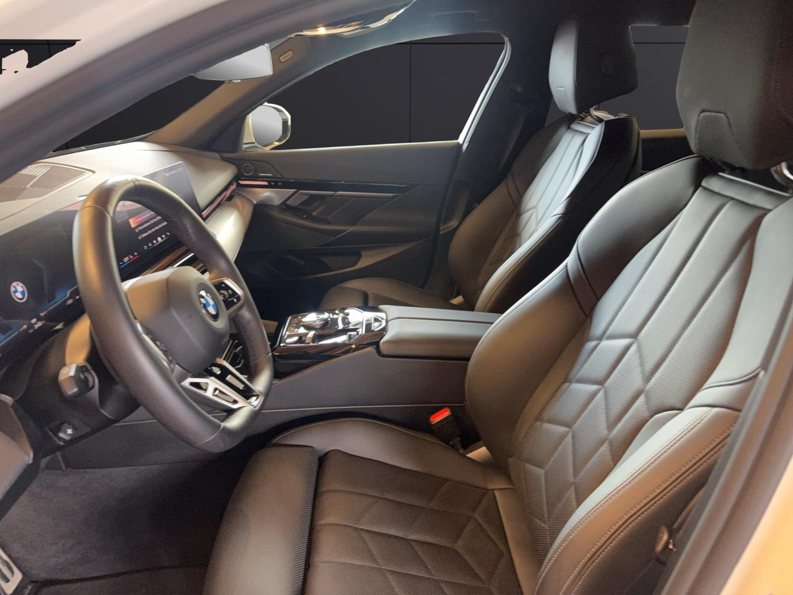 BMW 520d xDrive Touring-image-11
