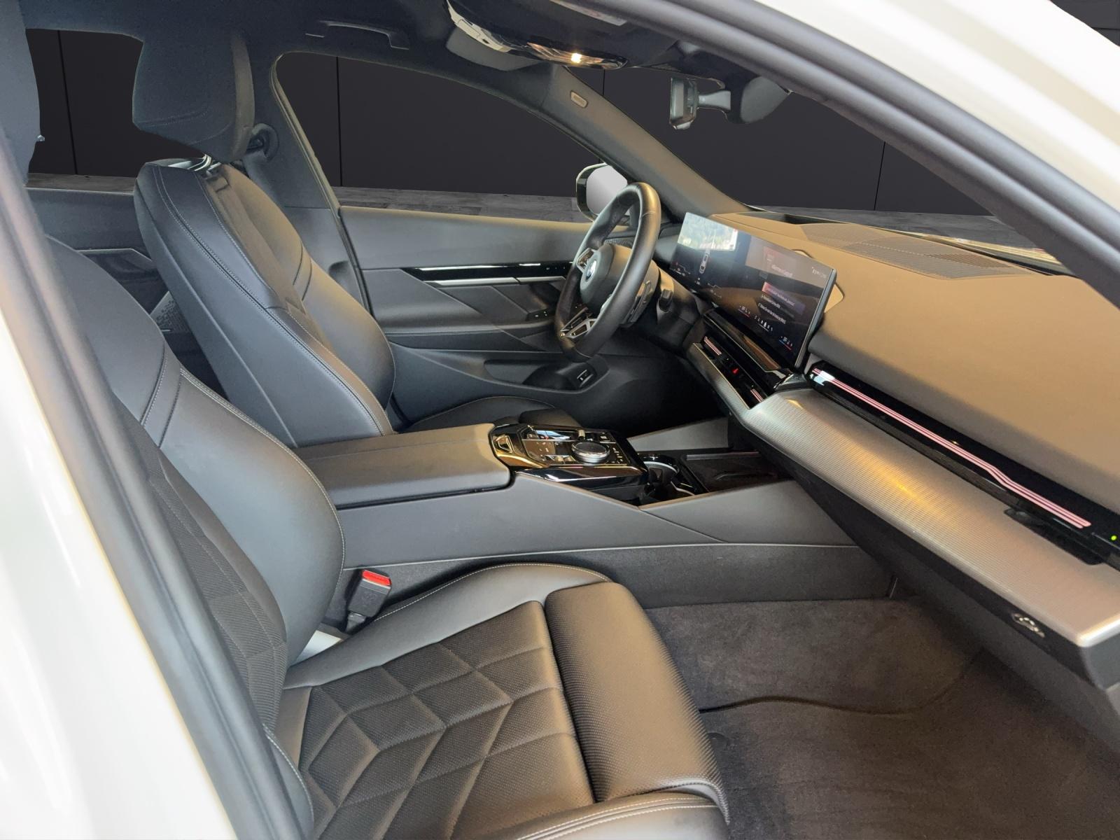 BMW 520d xDrive Touring-image-15