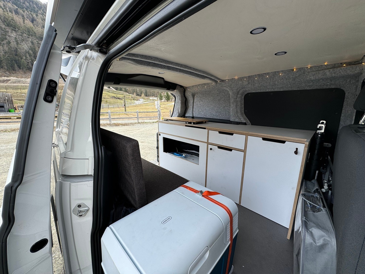 VW ID Buzz Cargo mit Camperausbau-image-9
