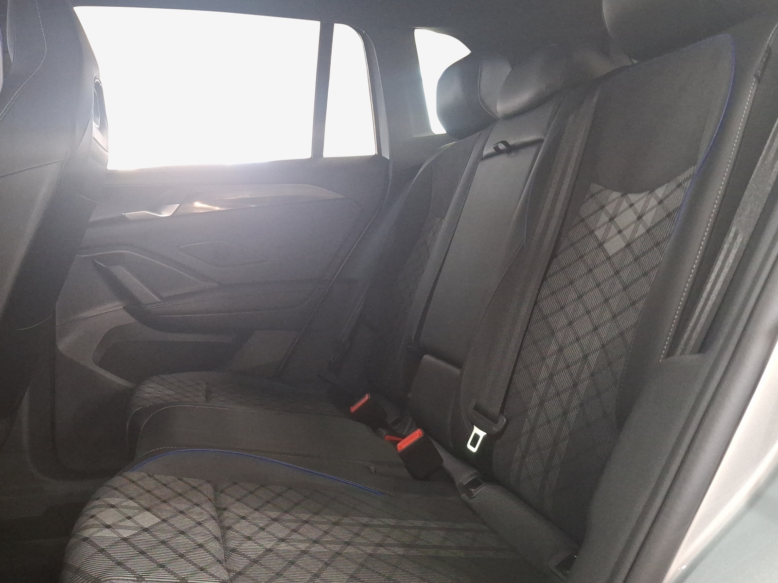 VW Tiguan 2.0 TDI SCR R-Line 4Motion DSG-image-11