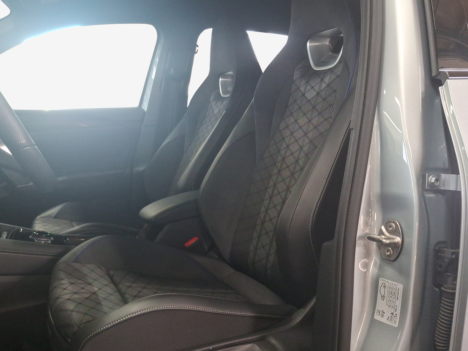 VW Tiguan 2.0 TDI SCR R-Line 4Motion DSG-image-7