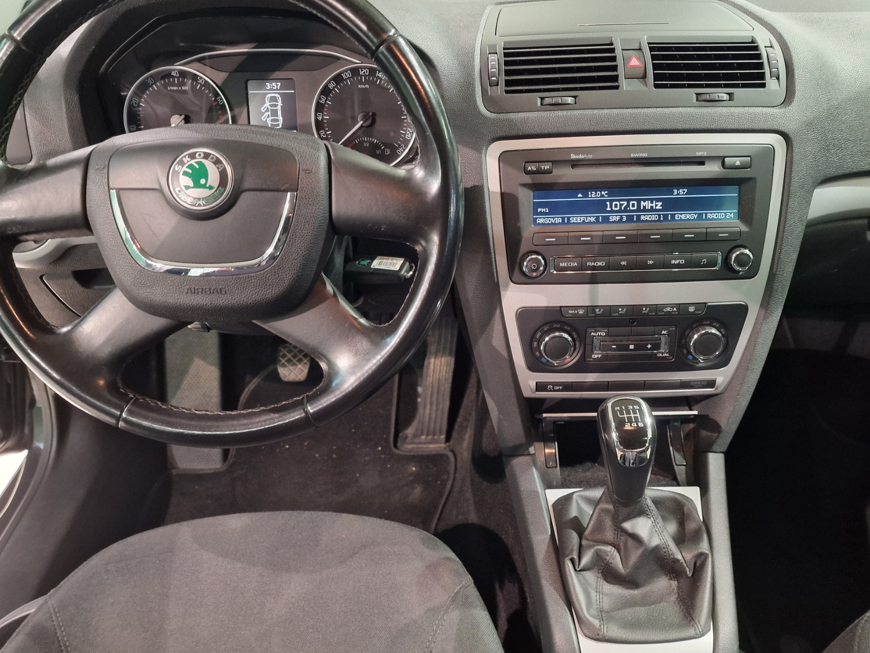 SKODA Octavia Combi 1.4 TSI Active-image-9