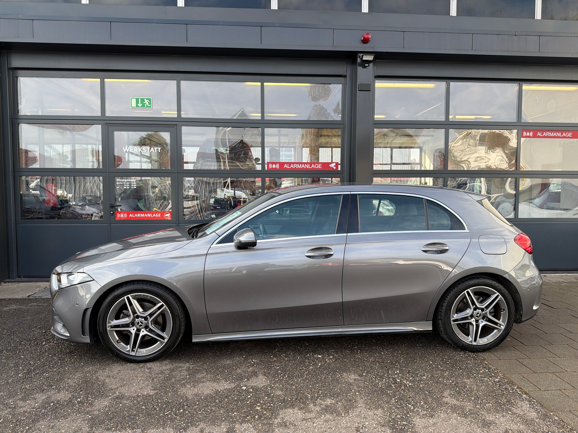MERCEDES-BENZ A 200 AMG Line 7G-DCT-image-2