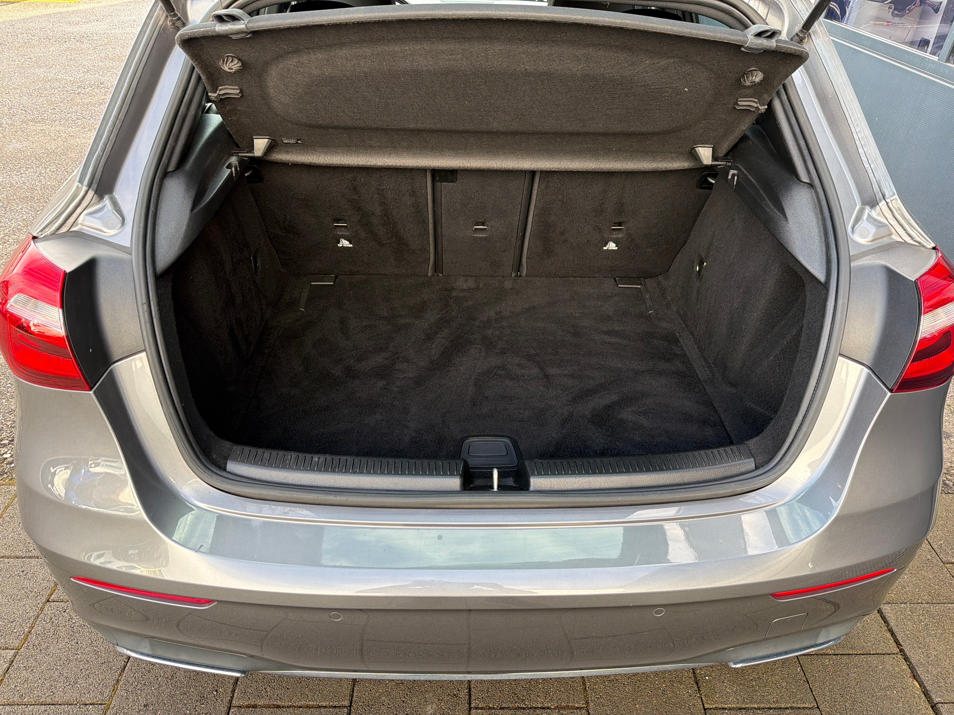 MERCEDES-BENZ A 200 AMG Line 7G-DCT-image-5