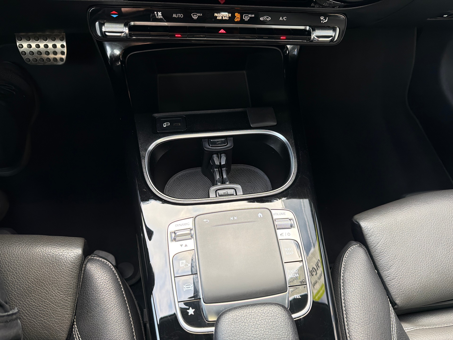 MERCEDES-BENZ A 200 AMG Line 7G-DCT-image-13