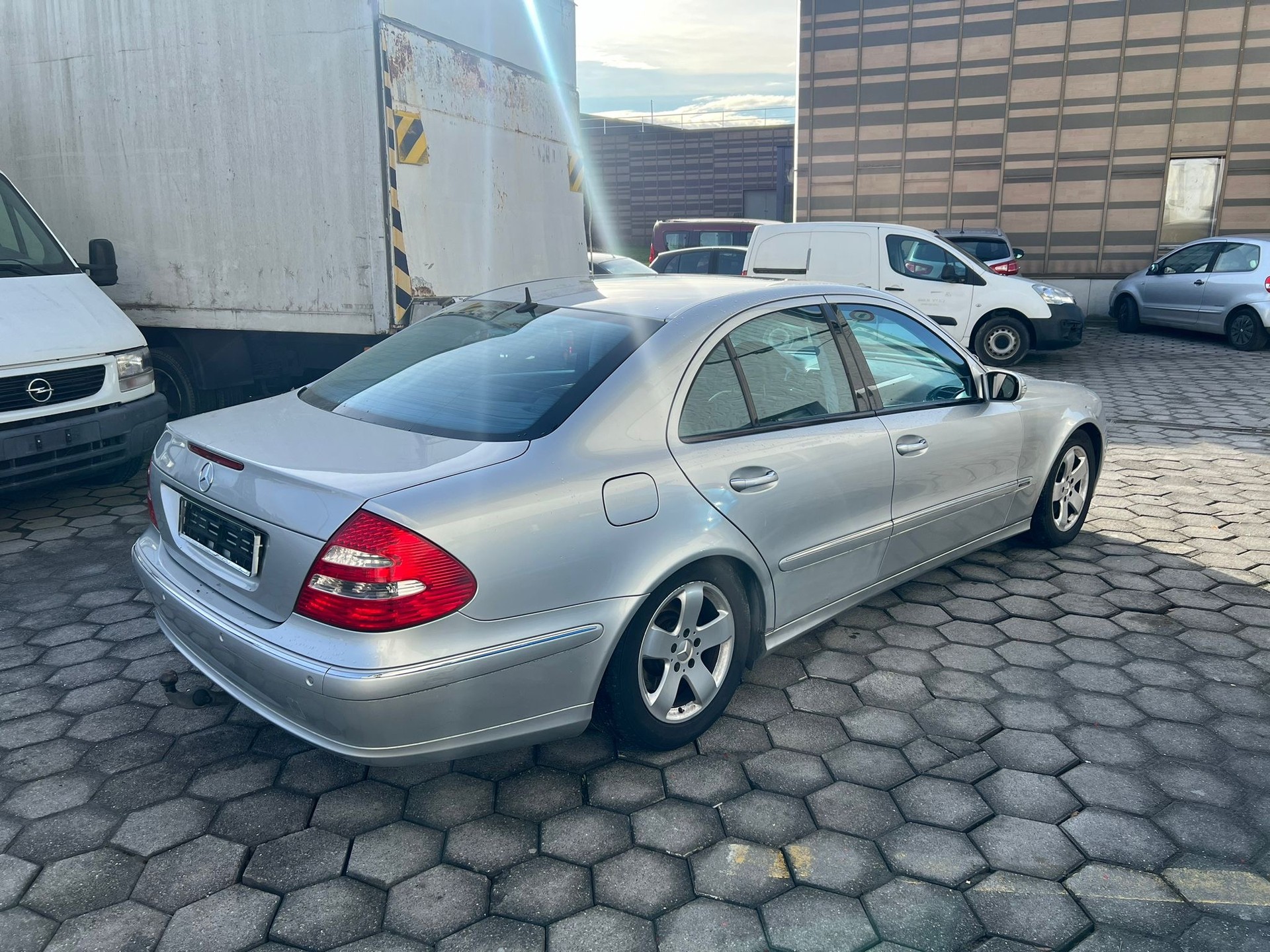 MERCEDES-BENZ E 350 Avantgarde 4Matic Automatic-image-3