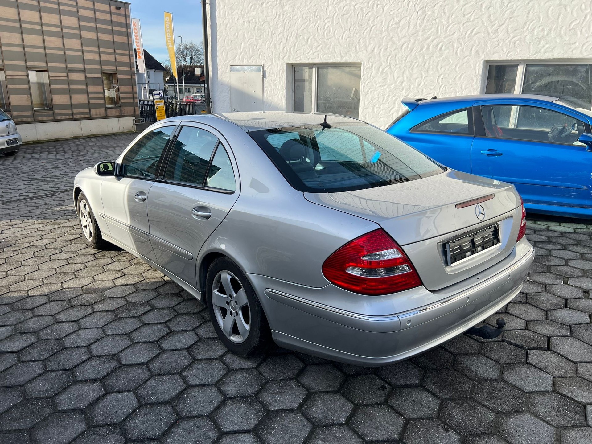 MERCEDES-BENZ E 350 Avantgarde 4Matic Automatic-image-2