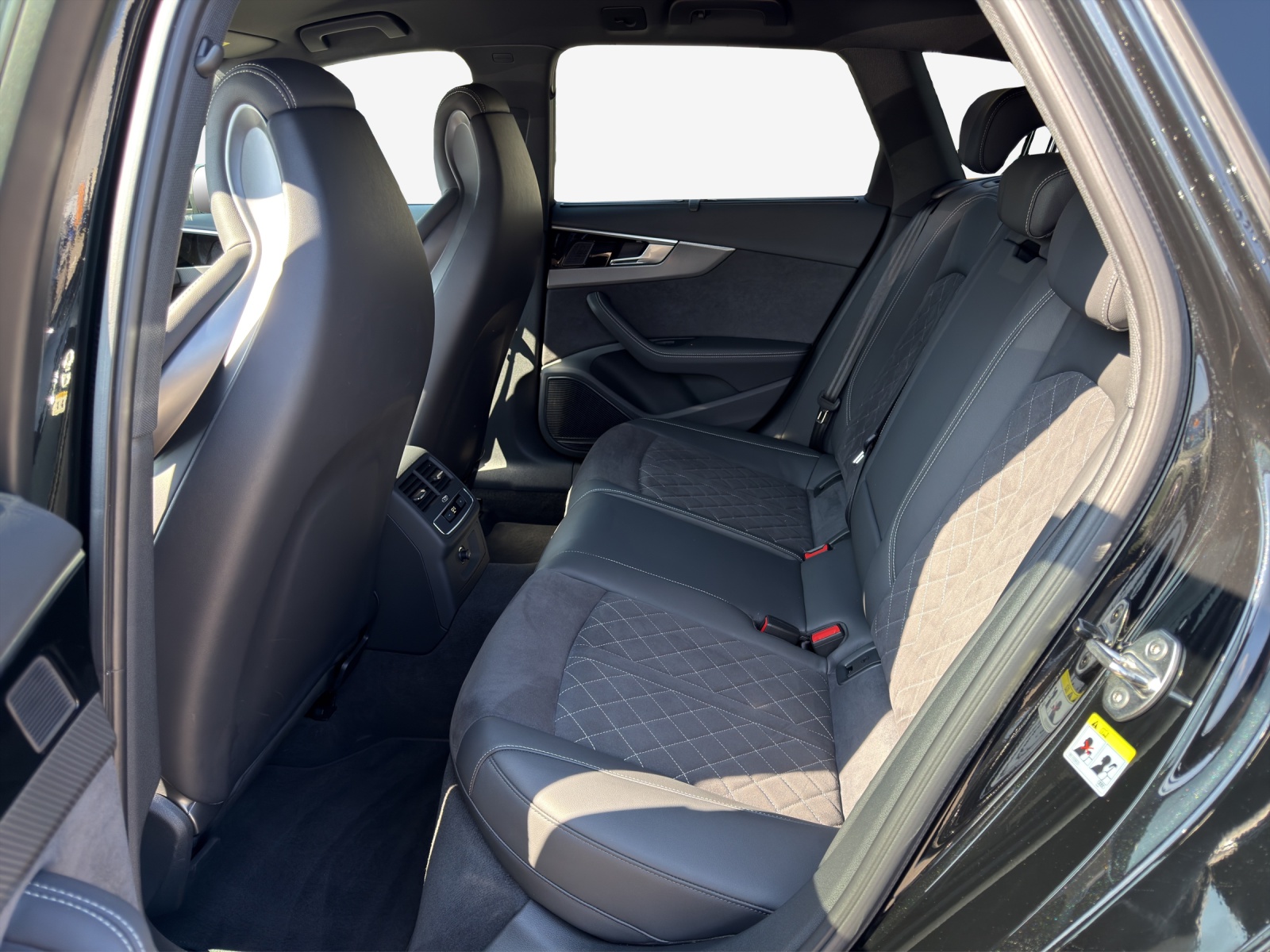 AUDI RS4 Avant quattro tiptronic-image-11