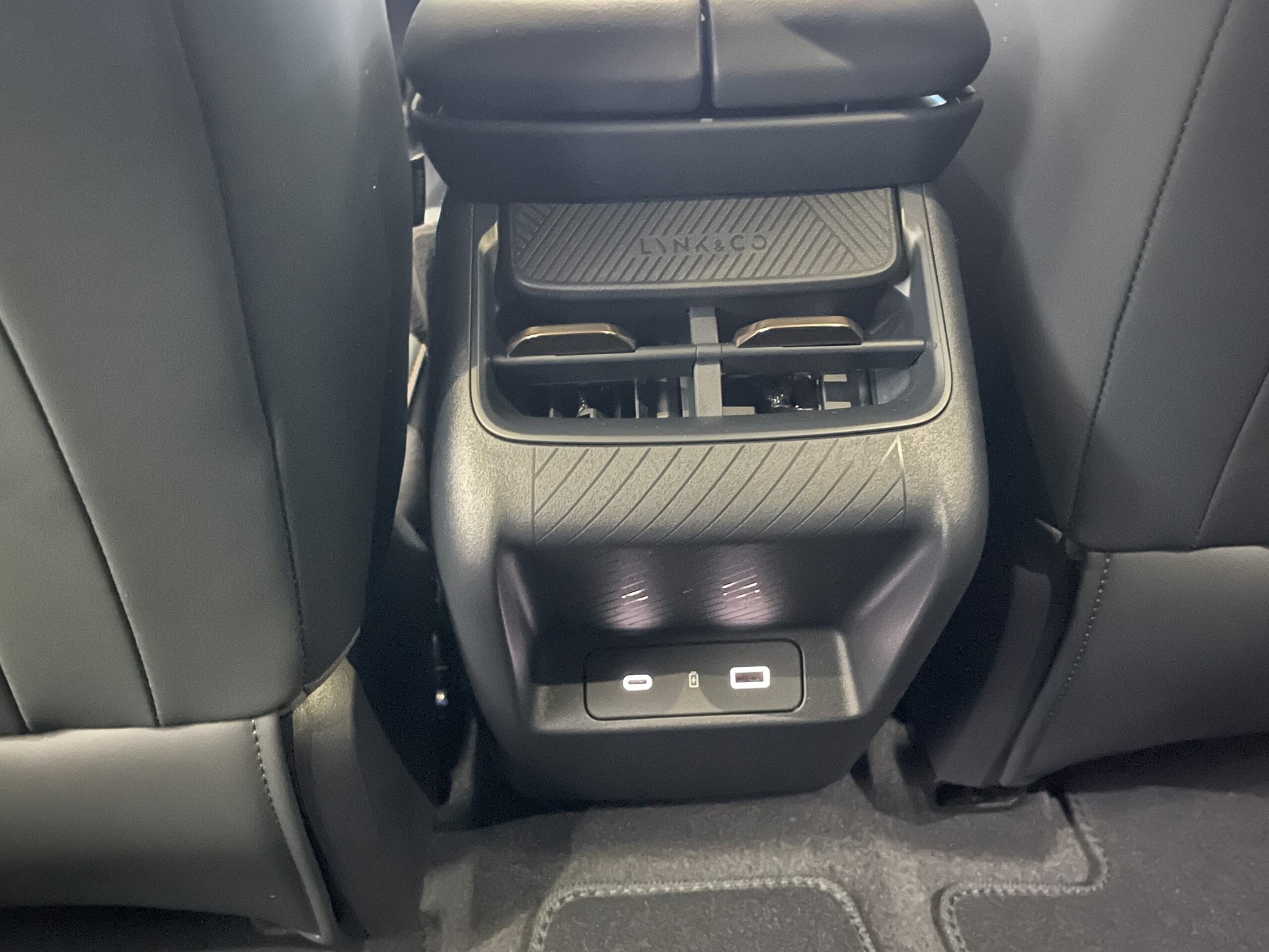 LYNK & CO 08 1.5 PHEV More-image-11