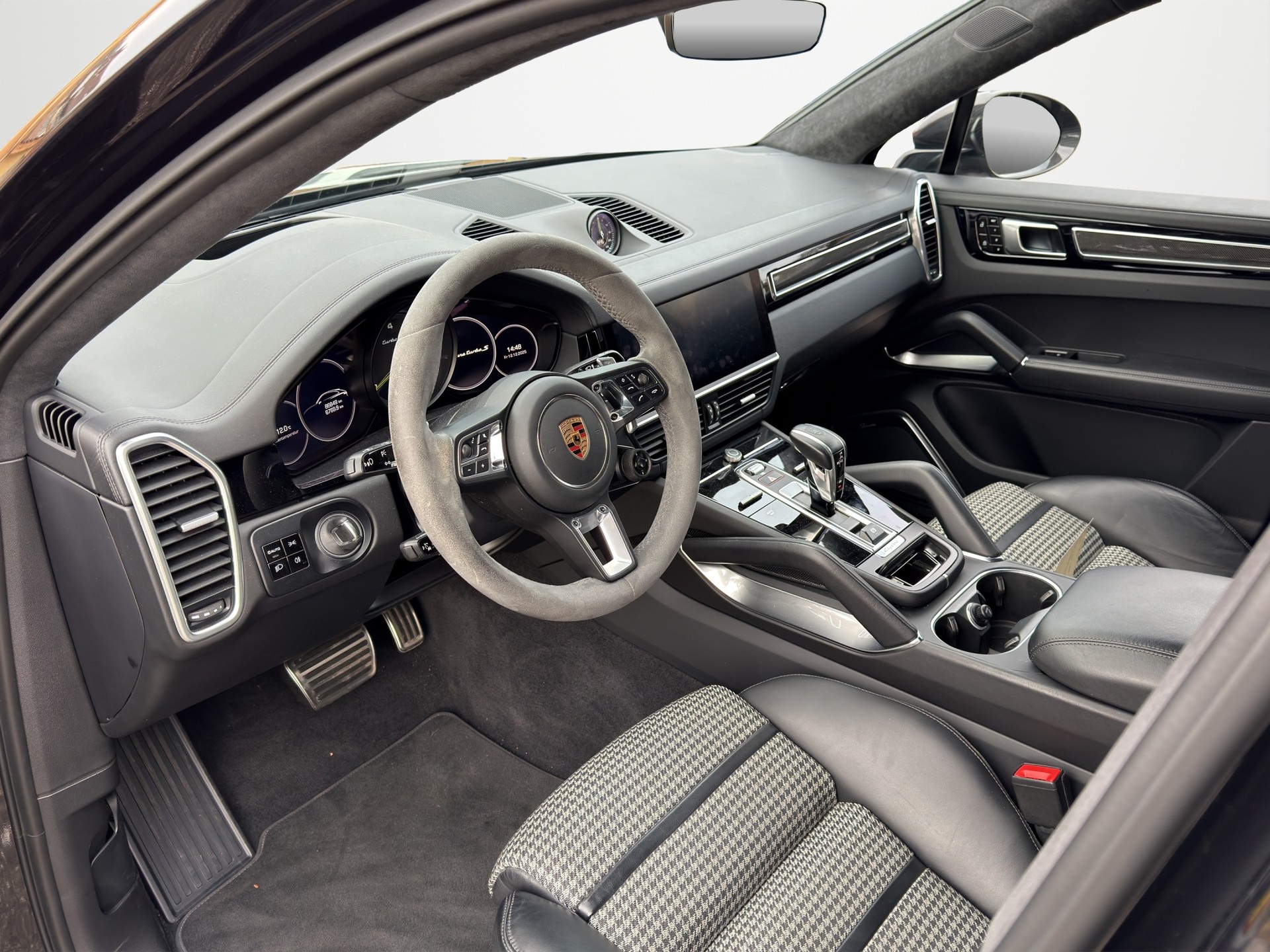 PORSCHE Cayenne Turbo Coupé S E-Hybrid-image-6