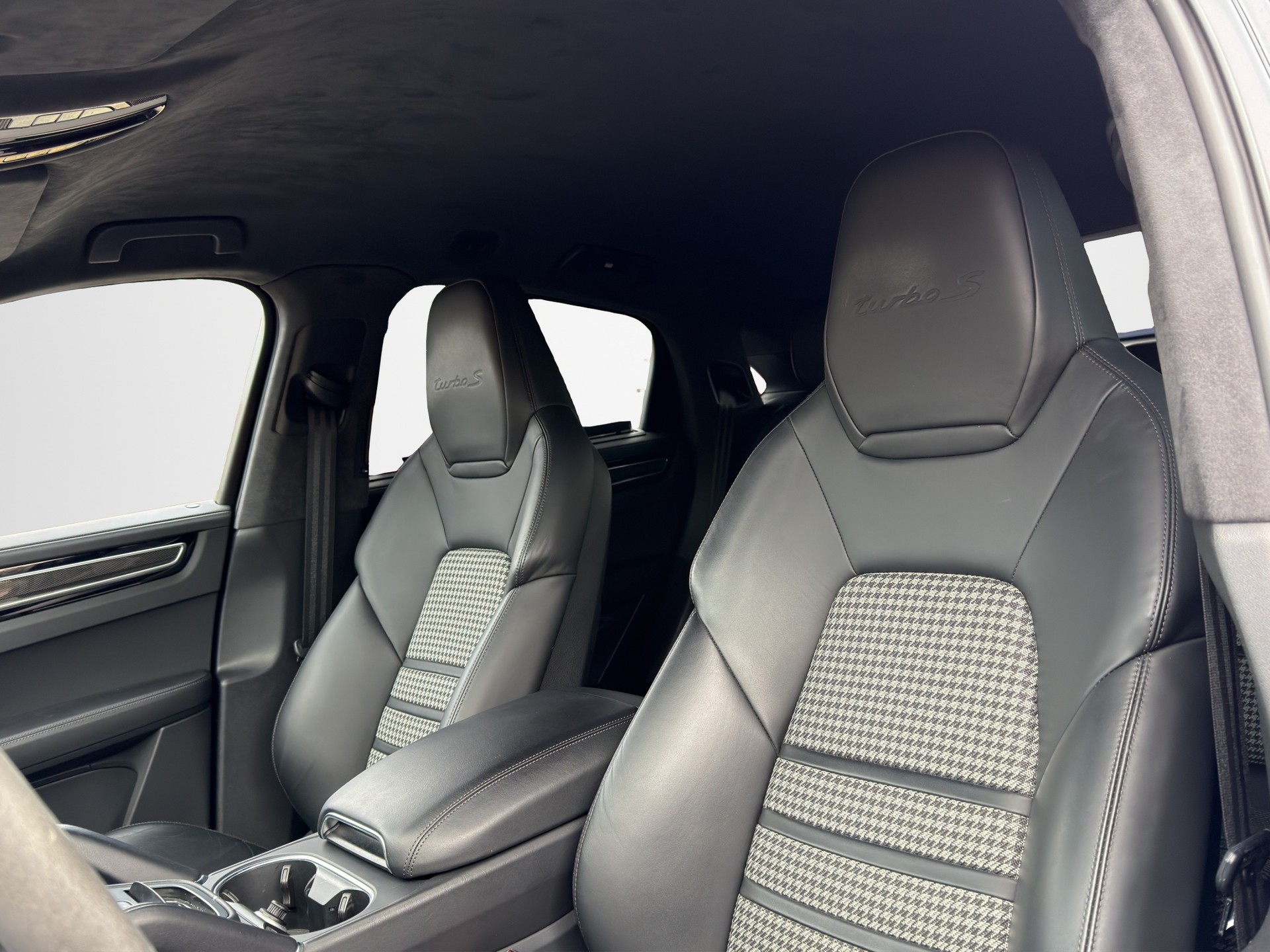 PORSCHE Cayenne Turbo Coupé S E-Hybrid-image-8