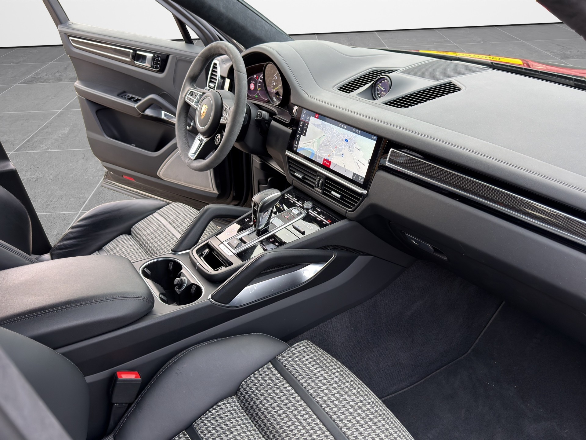 PORSCHE Cayenne Turbo Coupé S E-Hybrid-image-9