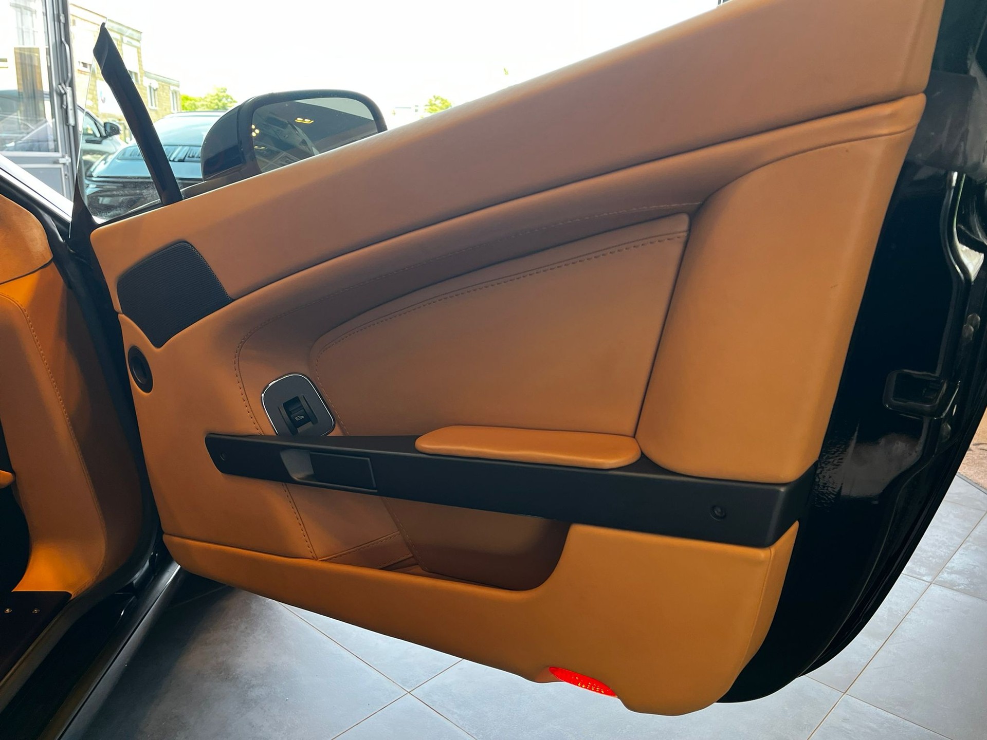 ASTON MARTIN V8 Vantage 4.7 Sportshift-image-23