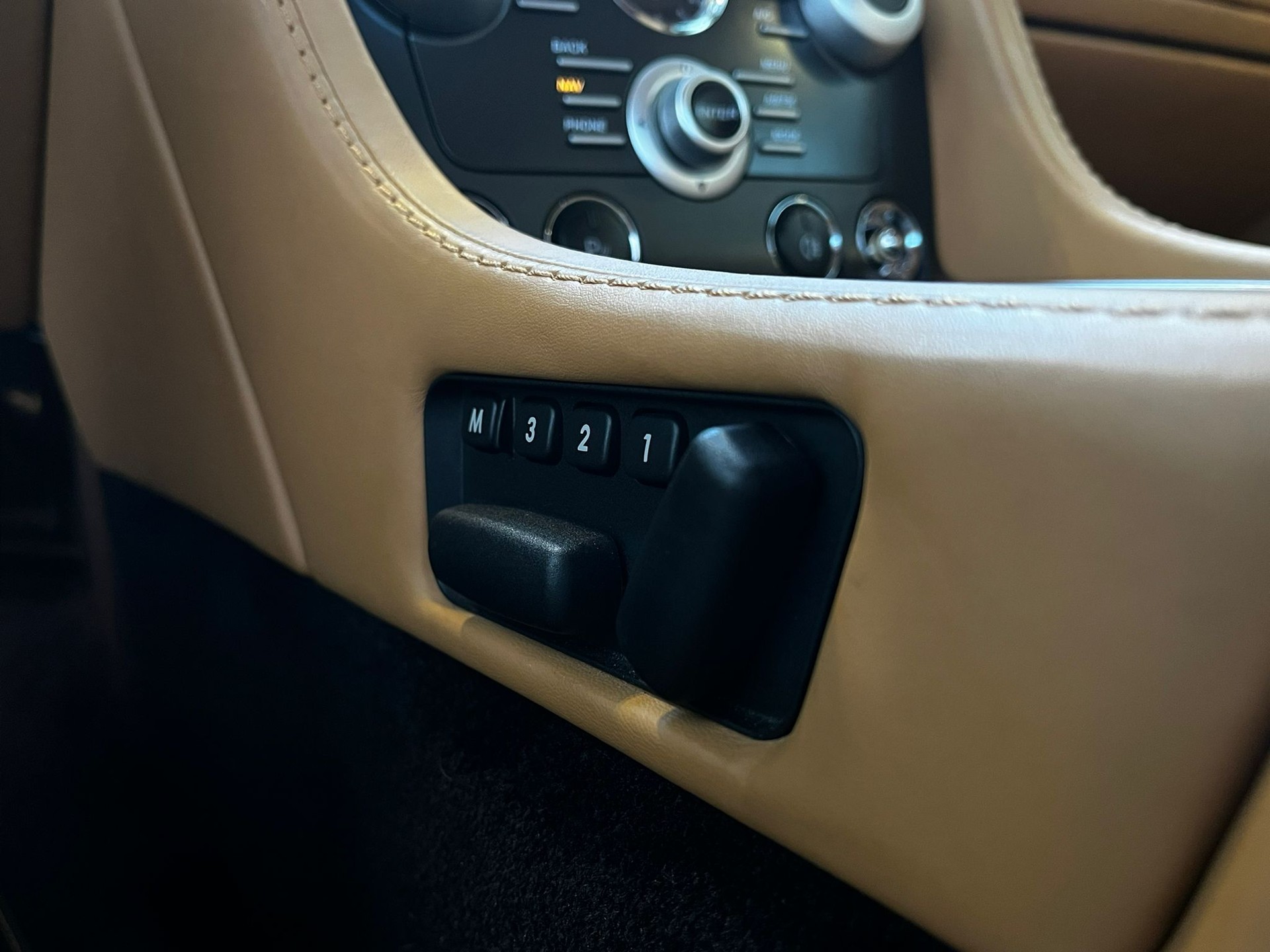 ASTON MARTIN V8 Vantage 4.7 Sportshift-image-18